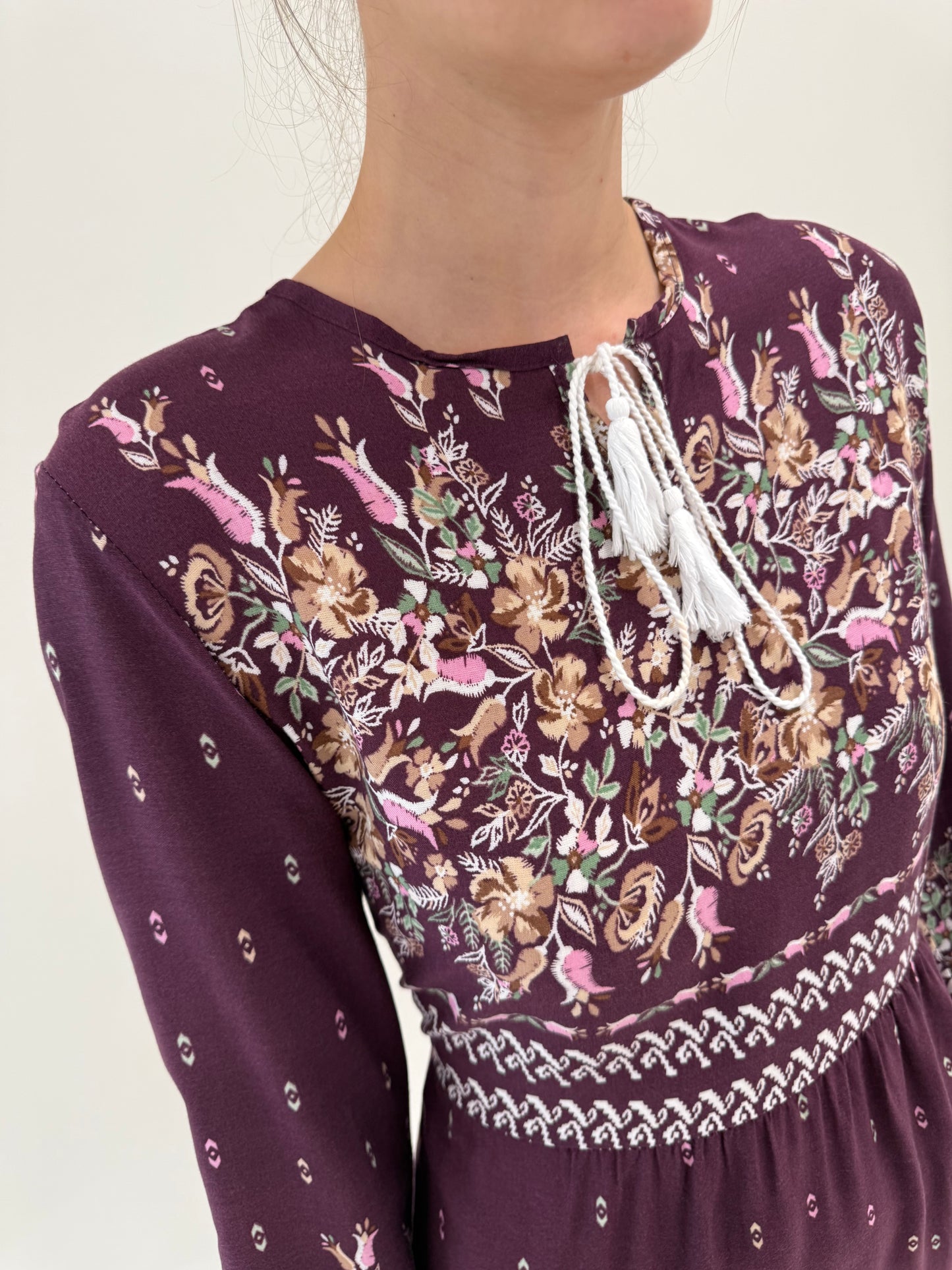 Rochie maxi boho chic cu print floral delicat și talie ultra înaltă marcată