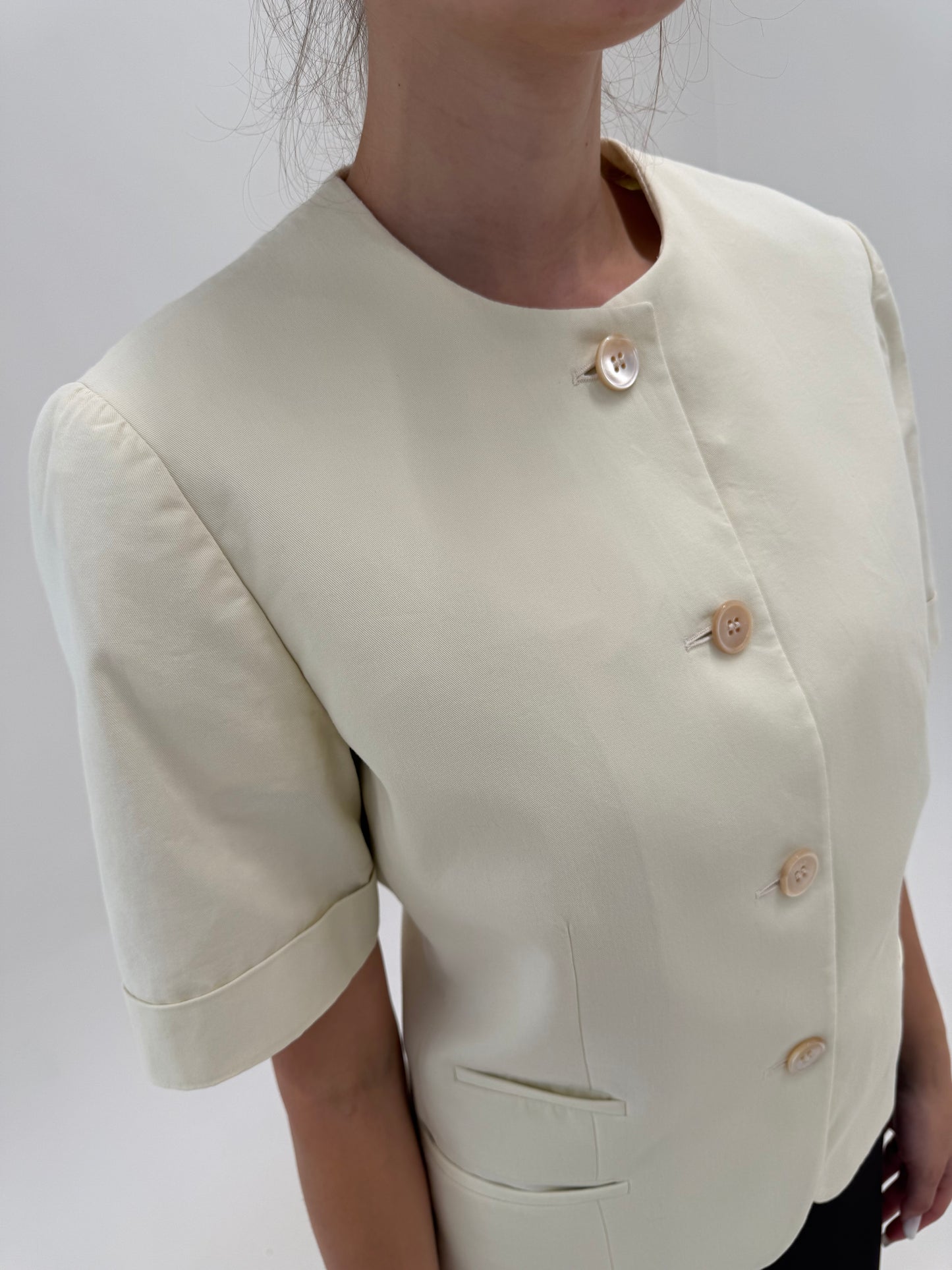 Sacou de brand luxury Aquascutum off white în croi cambrat din bumbac