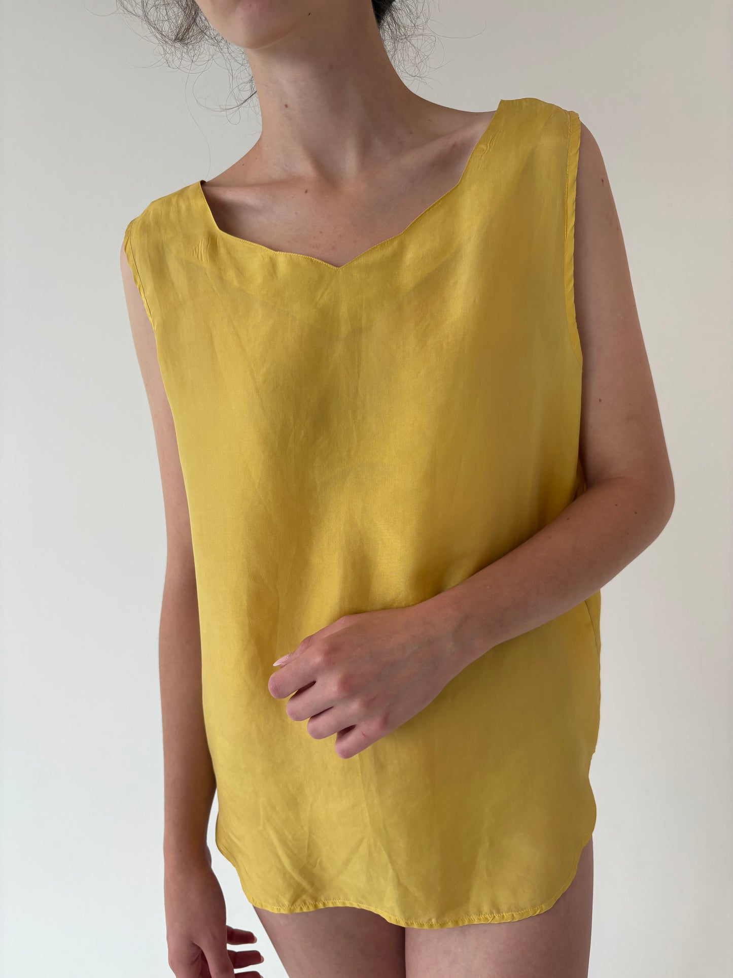 Top în croi minimalist din mătase naturală