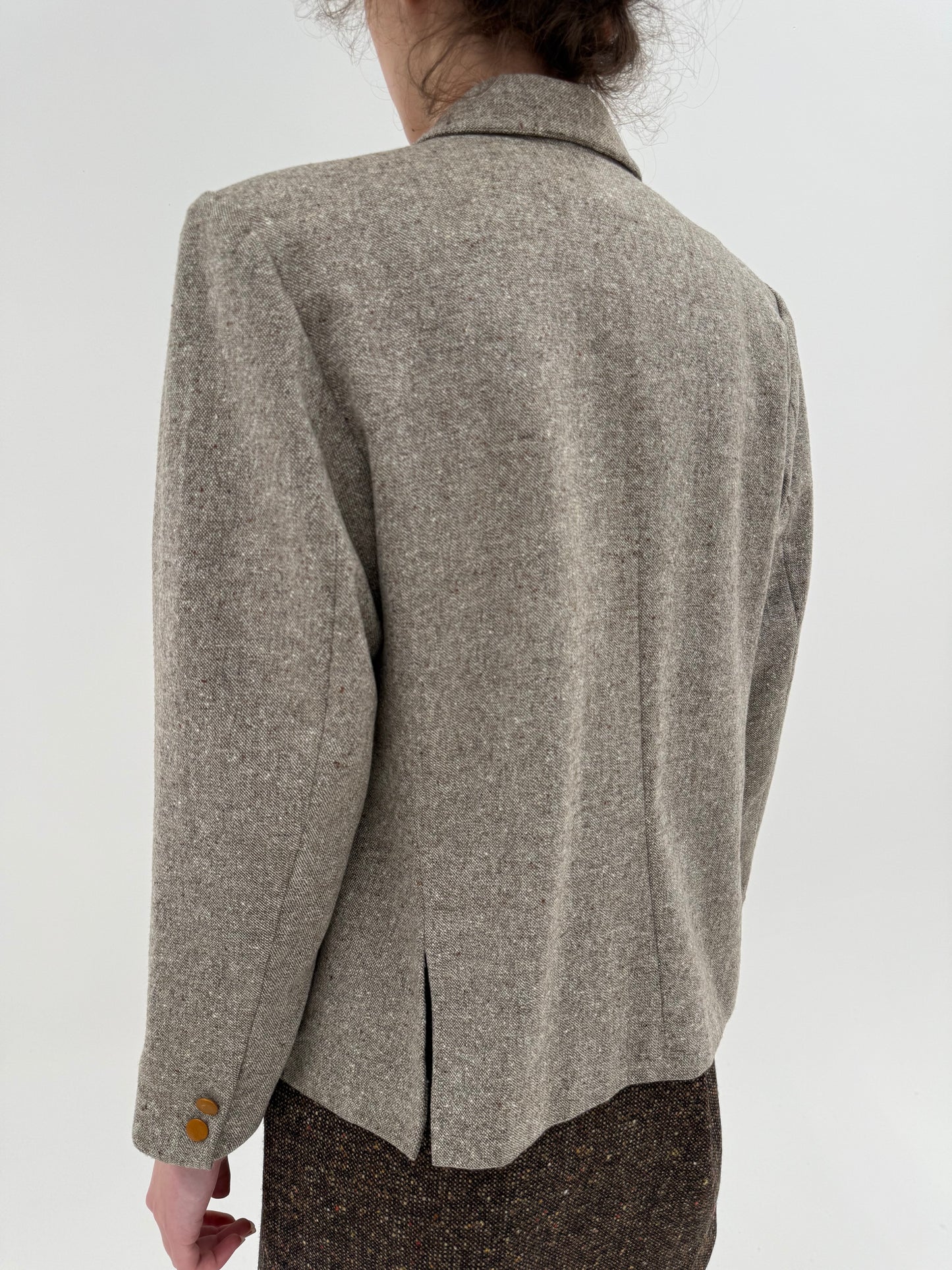 Sacou de brand luxury Cacharel din tweed Donegal warm gray cu inserții ivorie