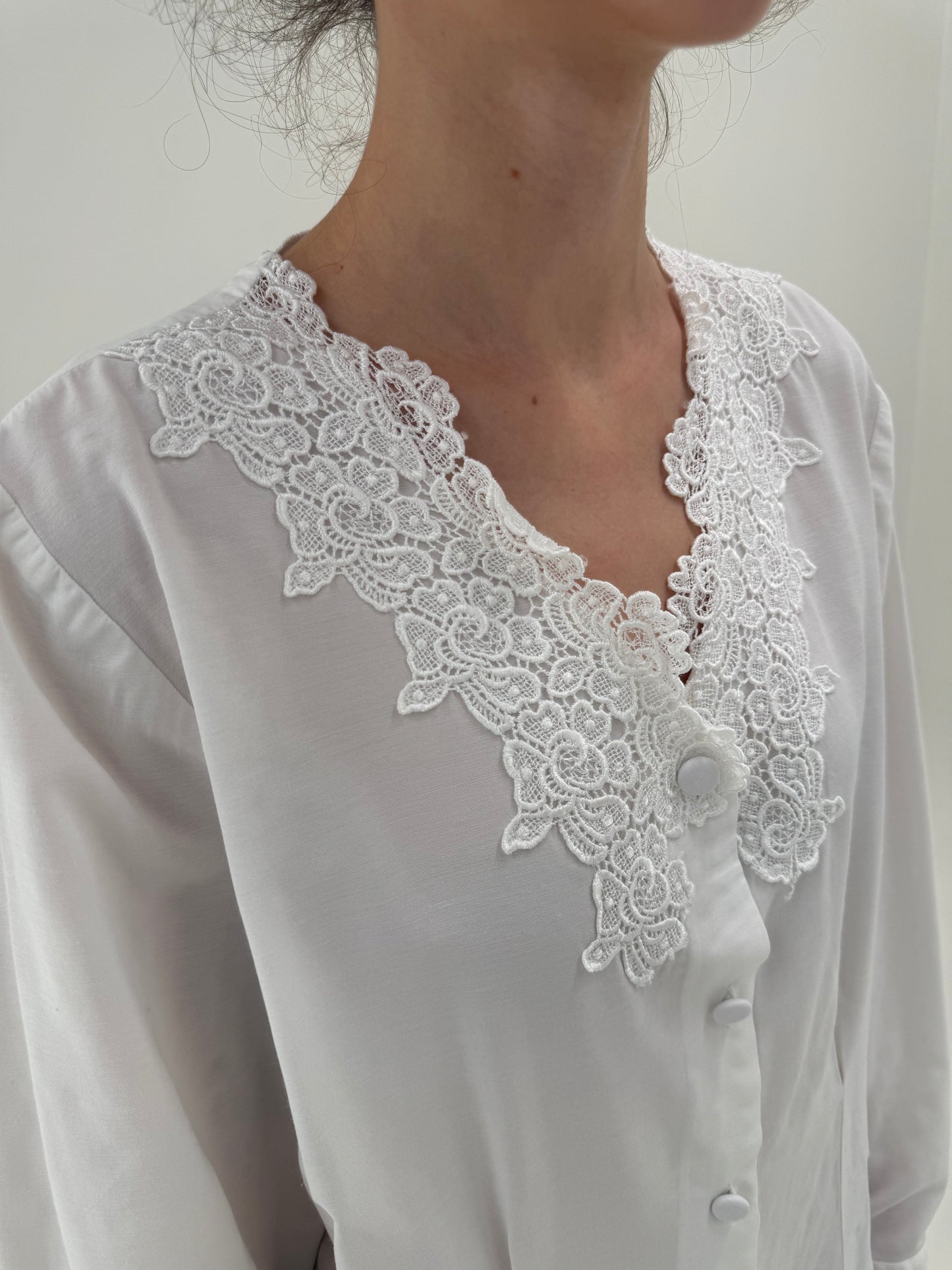 Cămașă elegantă în croi ușor cambrat cu aplicație din dantelă macrame