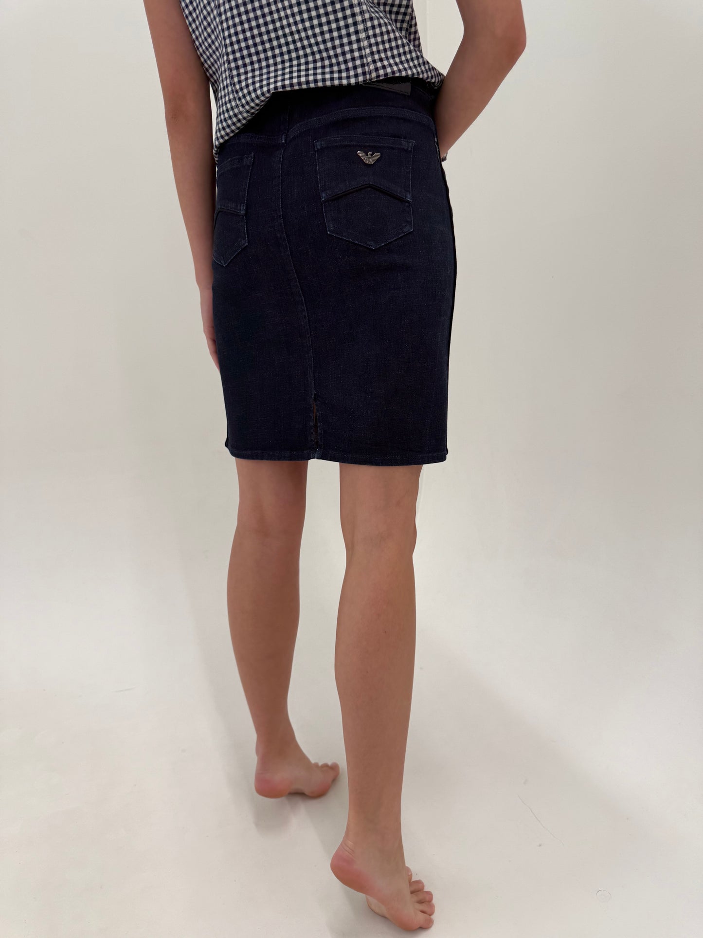 Fustă ultra confort Armani din jeans dark wash in croi clasic atemporal