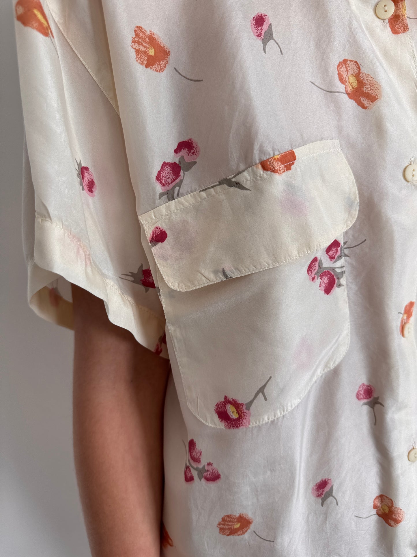 Cămașa din mătase naturală butter white cu print floral delicat