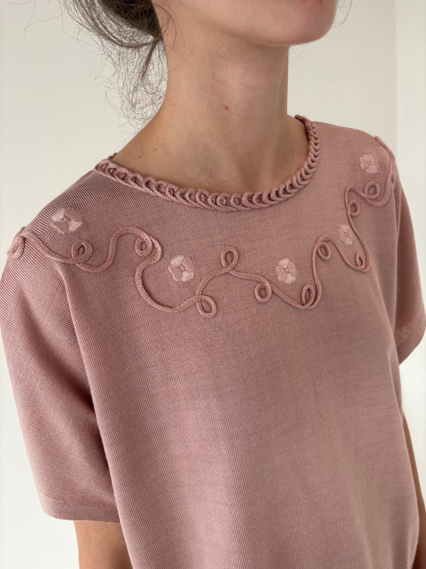 Top powder Pink din lana merino extrafina cu aplicații manuale