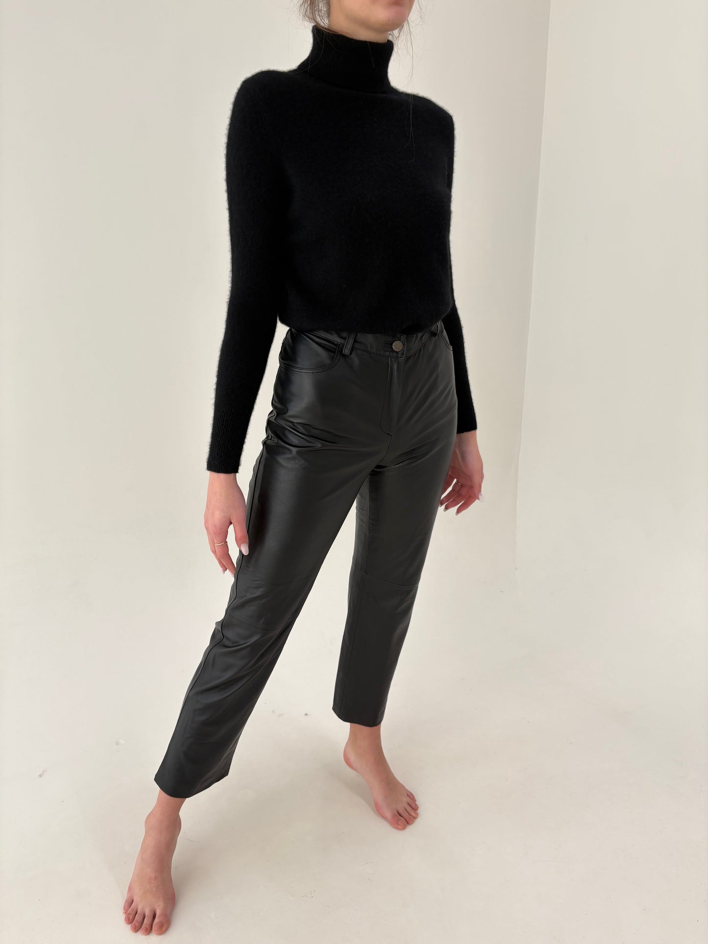 Pantaloni negri din piele naturală moale cu talie înaltă