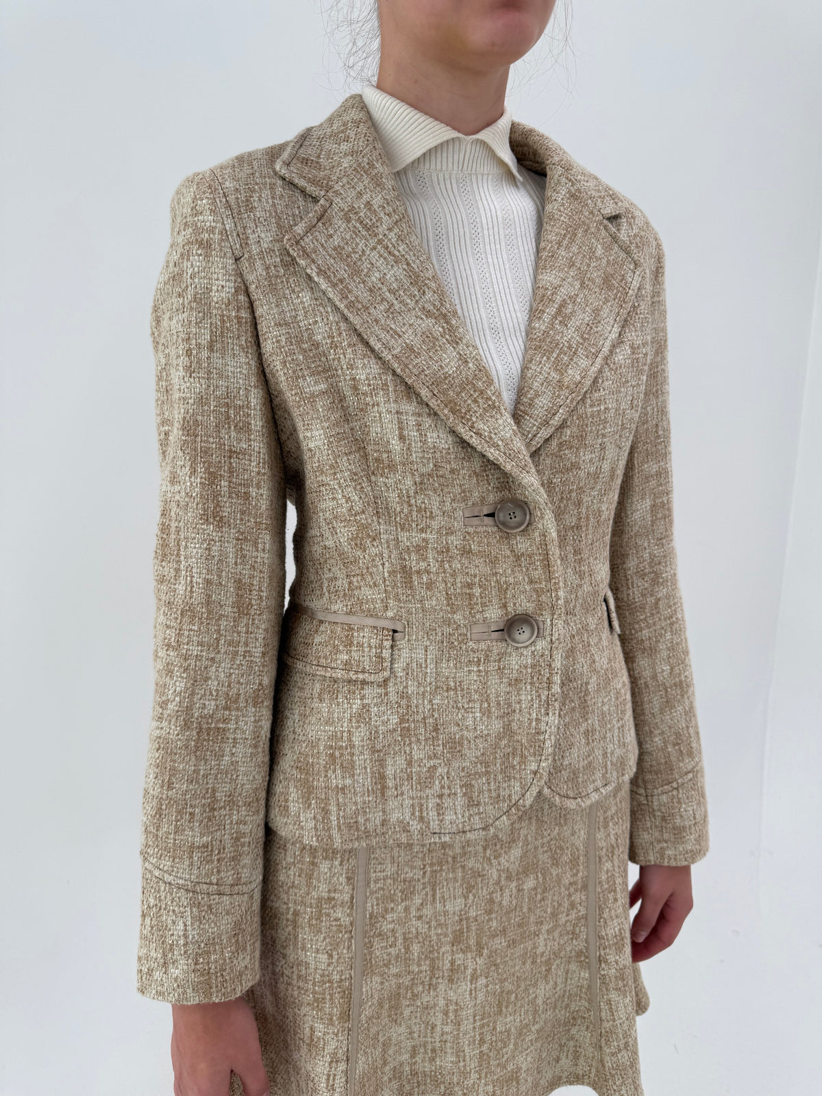 Deux piece in stil Chanel din tweed camel ai ivorie Max&Co by Max Mara