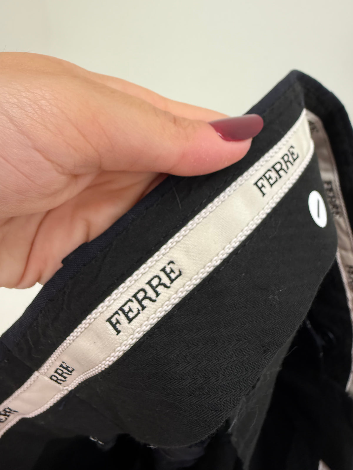 Costum luxury Gianfranco Ferre din lana extrafina și mătase naturală în dungi fine verticale