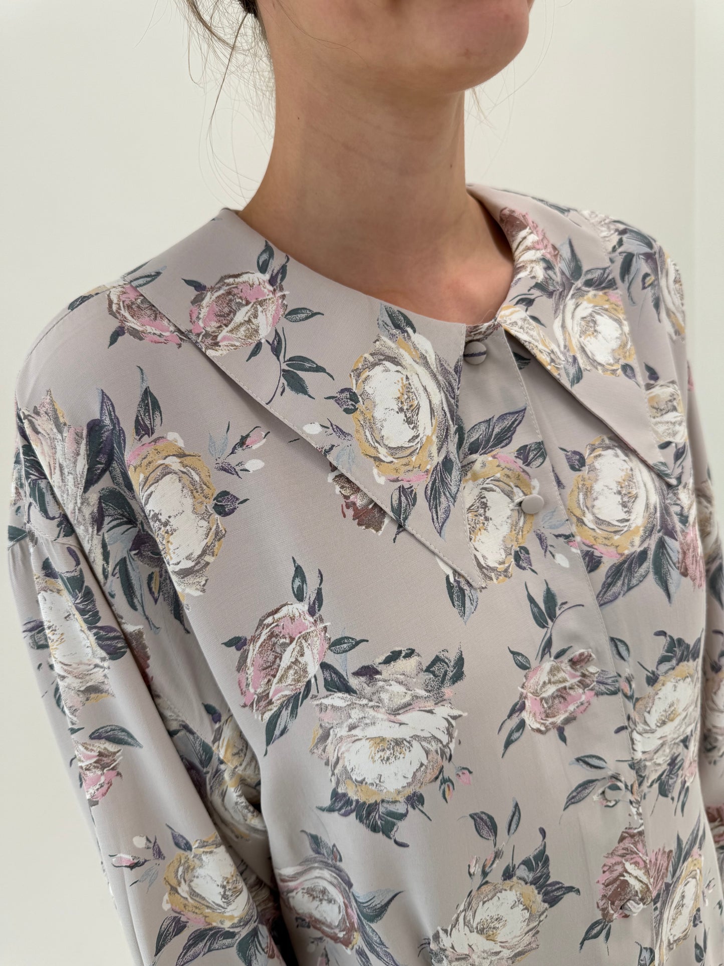 Set vintage excepțional warm gray cu print floral delicat și fustă spre maxi