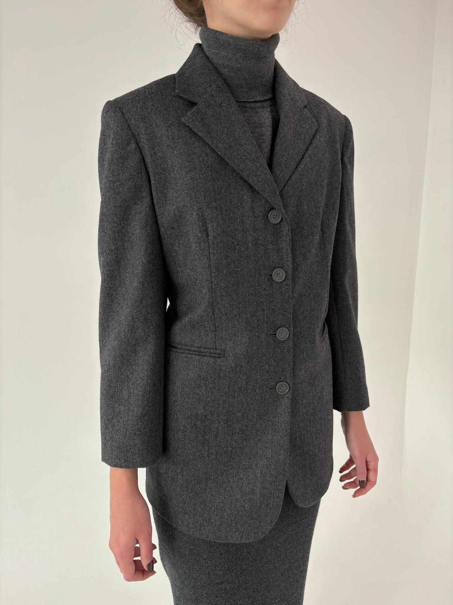 Sacou petite italian în croi lung ușor cambrat din lana certificată extrafina