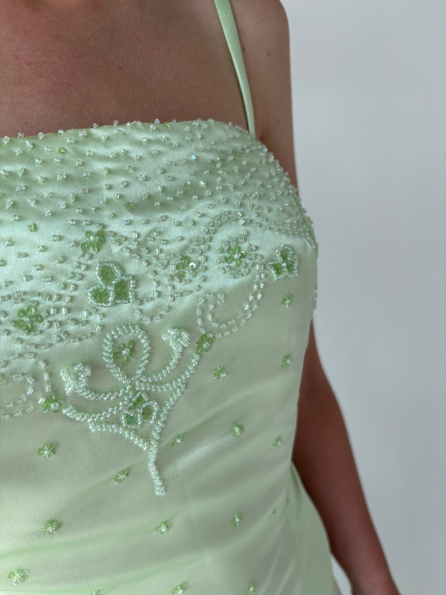 Rochie vintage verde crud cu corset ascuns și aplicații manuale delicate