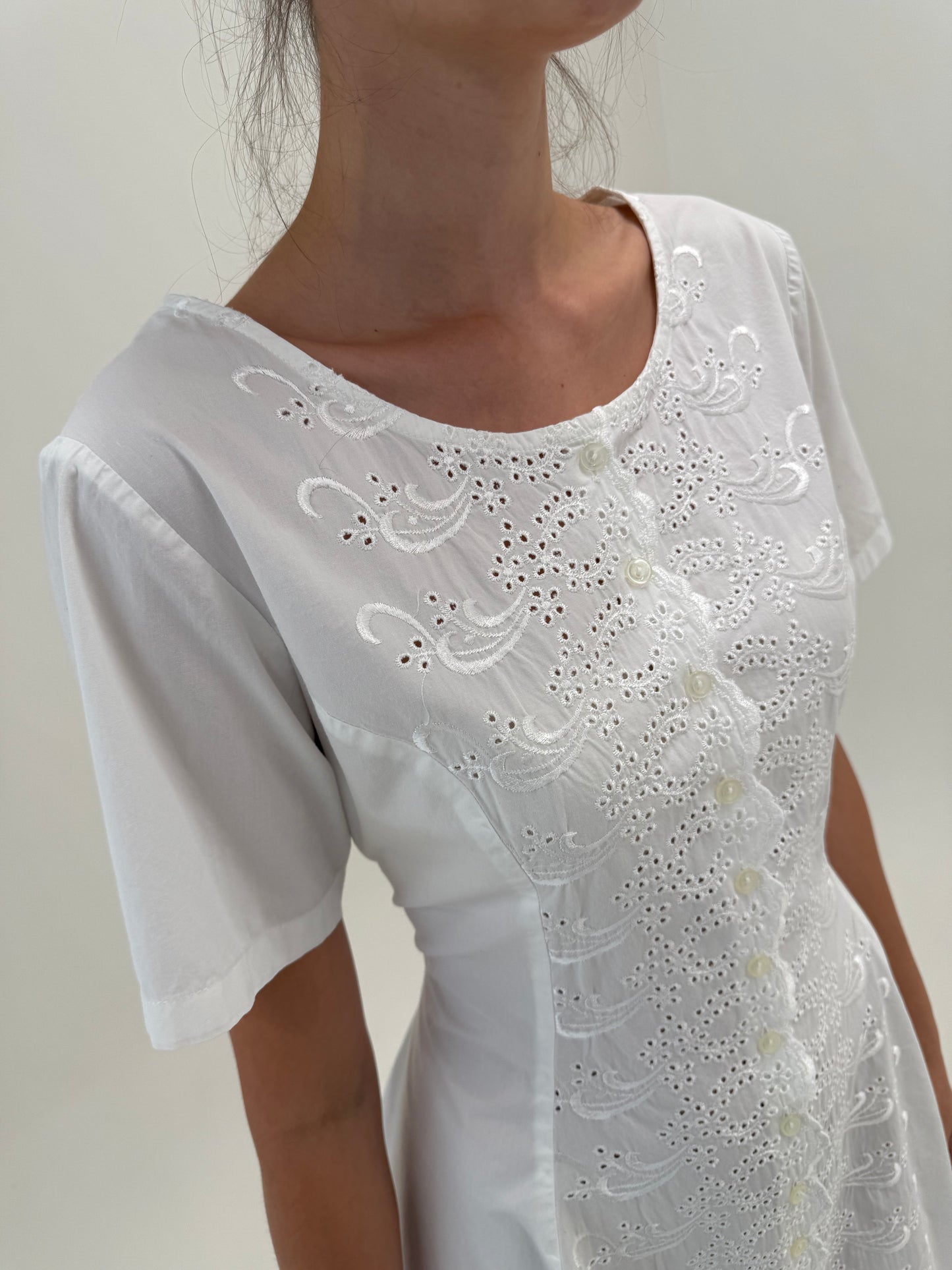 Rochie maxi albă din bumbac cu broderie anglaise superbă și talie reglabilă