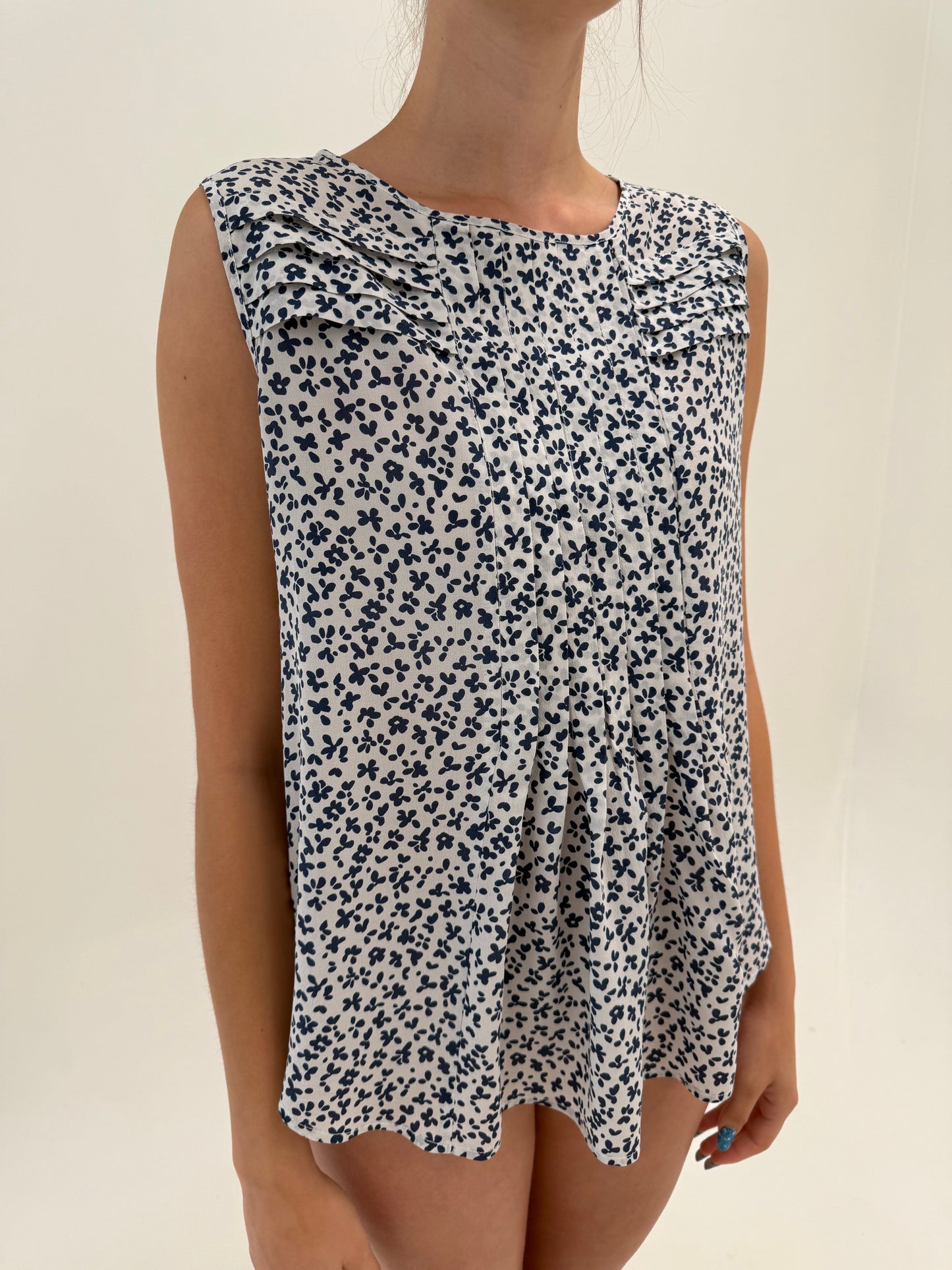 Top Max Mara din mătase naturală în croi actual chic cu drapaje alb și Navy blue