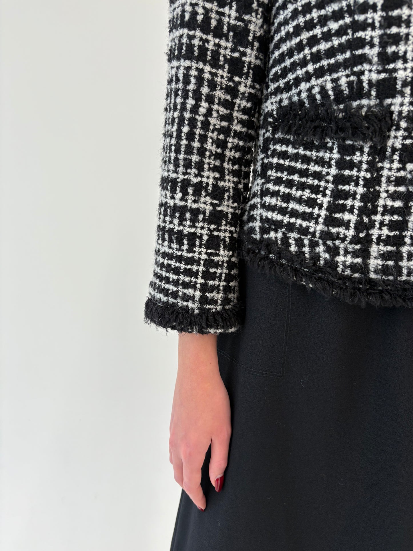 Sacou în stil Chanel din tweed plin cu print alb negru