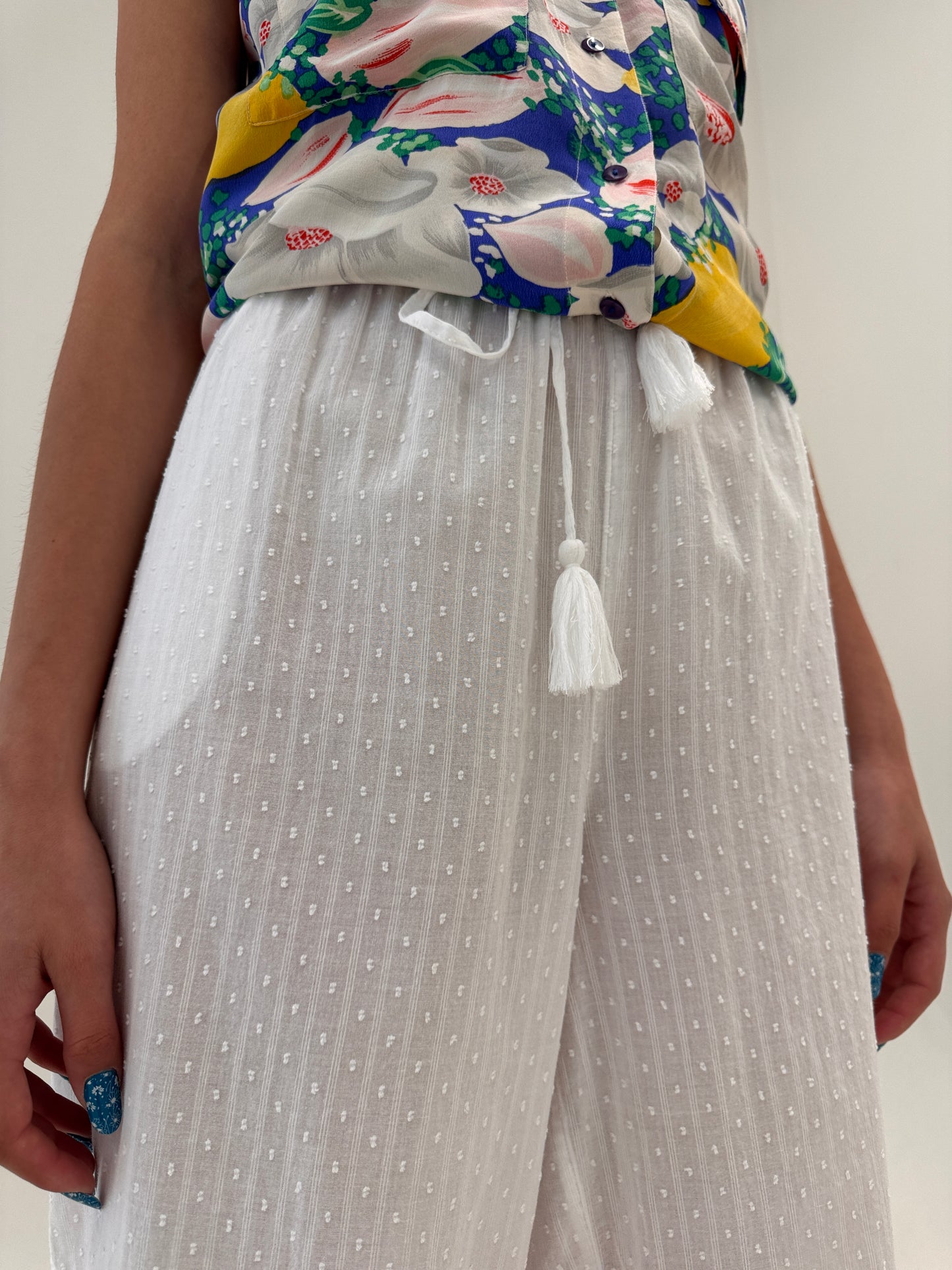 Pantaloni capri din cel mai fin bumbac texturat cu buline cu broderie și macrame