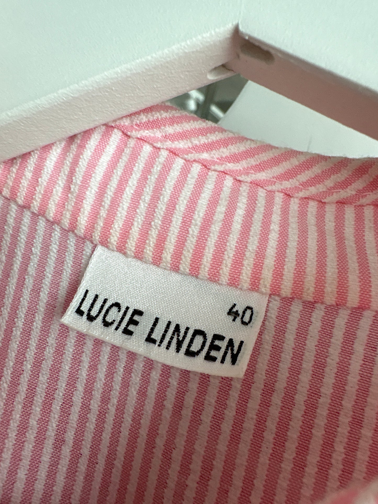 Rochie în dungi fine powder pink din seersucker de bumbac în croi retro modern