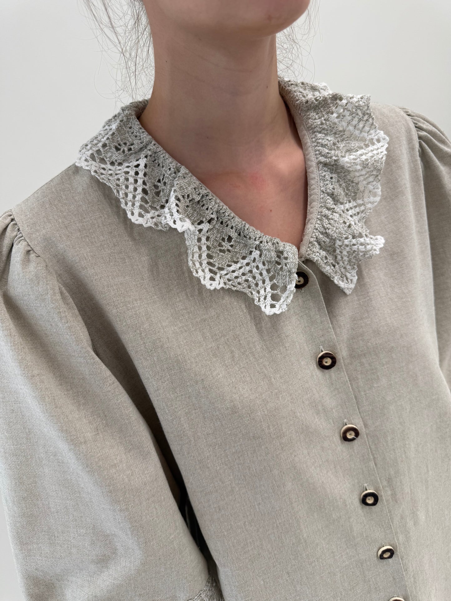 Cămașa vintage din pânză de in cu macrame lucrat manual