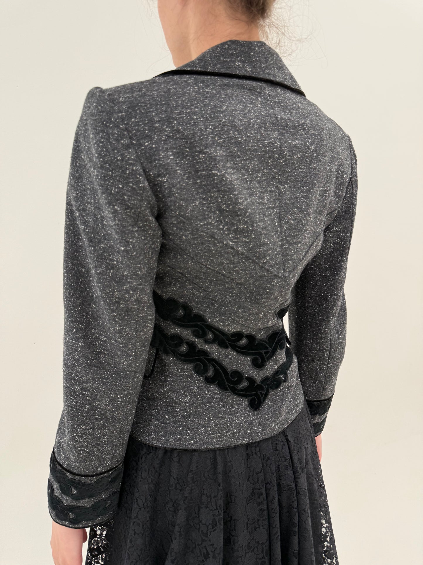 Sacou elegant cu aplicații negre cambrat din stofita lightweight de sezon cald