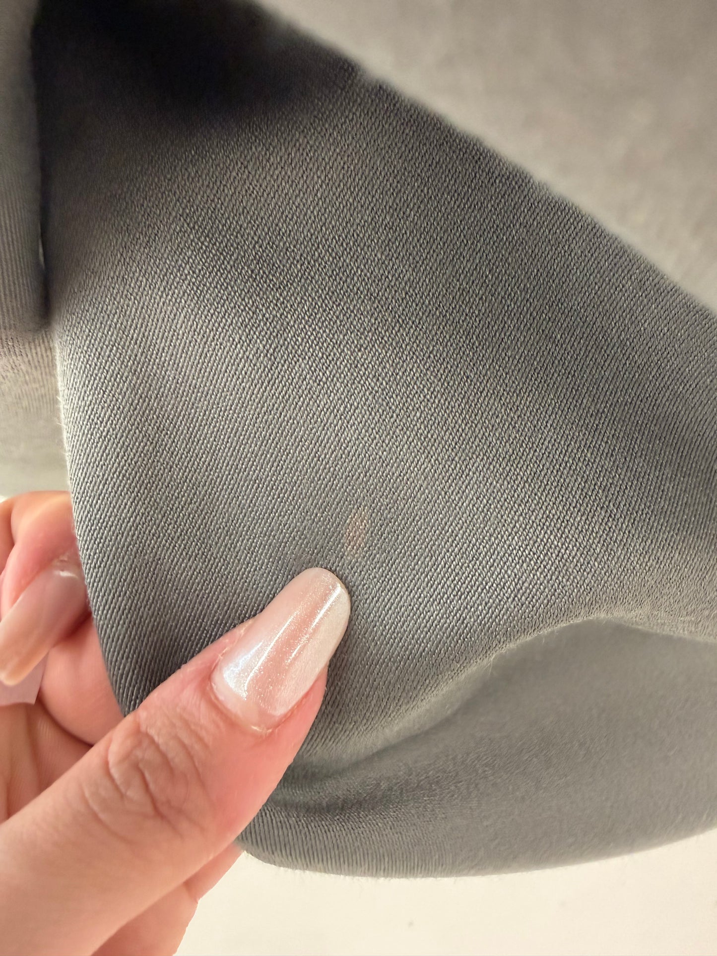 Pantaloni super tall din Bumbac ușor lucios cu talie ultra înaltă și pense