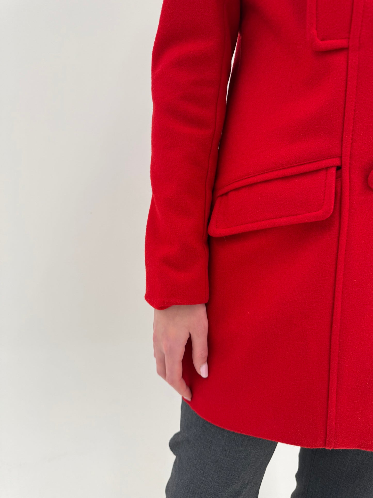 Palton cherry red din stofă ușor structurată cu închidere dublă