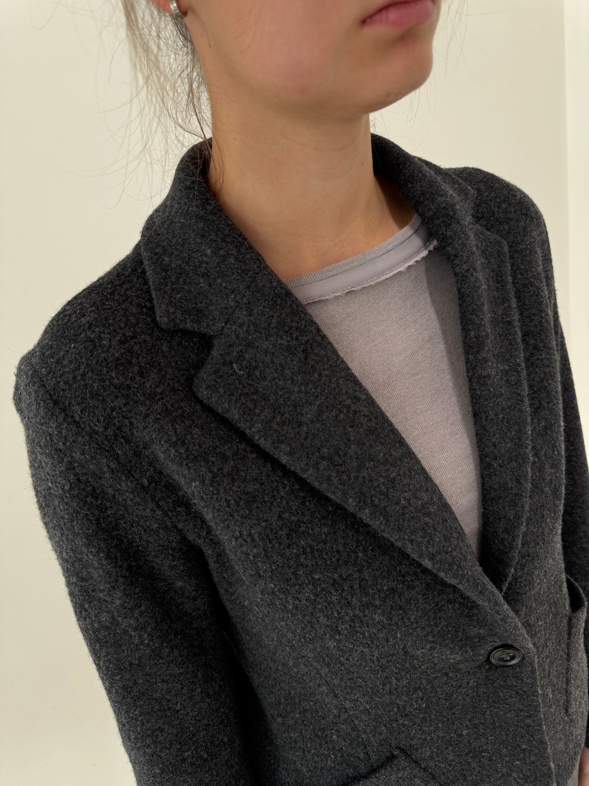 Sacou charcoal gray din boiled wool cu buzunare aplicate în croi ușor cambrat