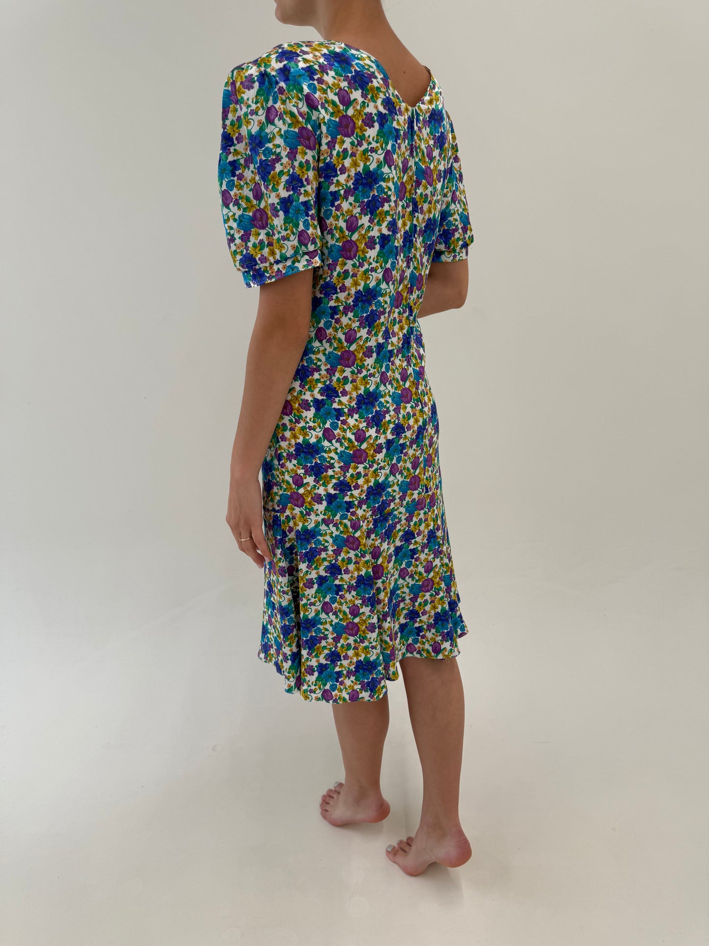Rochie vintage cu print floral superb și umeri bufanți midi