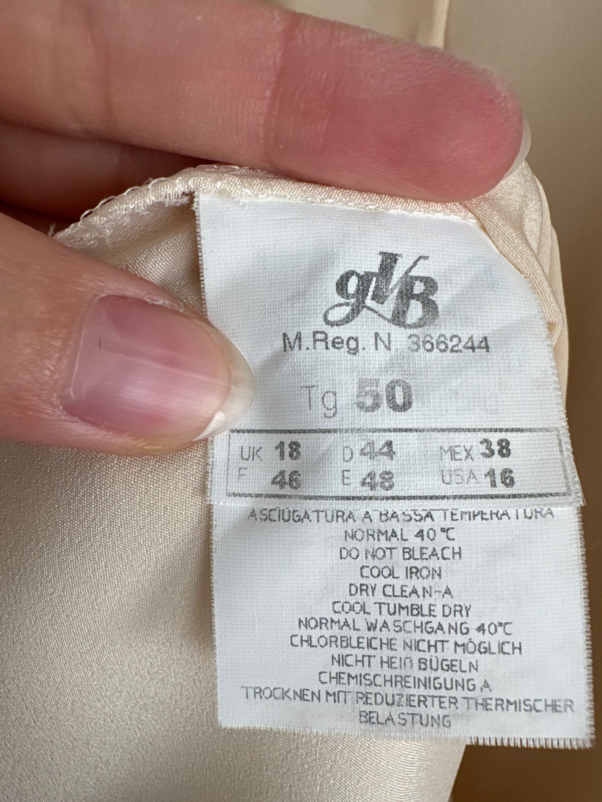 Cămașa de brand premium italian din  peau de soie light nude cu revere mari