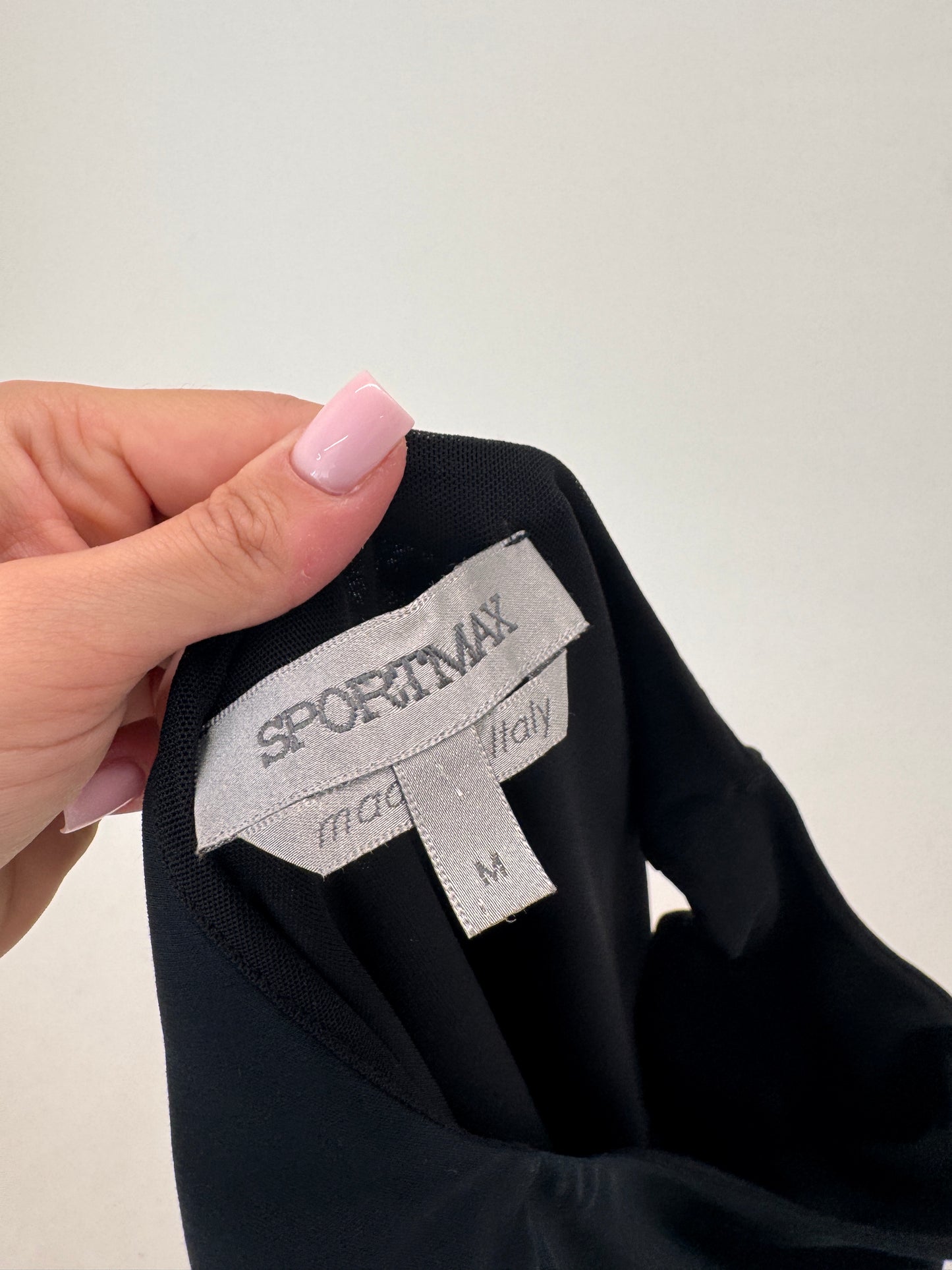 Rochie Max Mara neagră în croi ultra chic confort specific brandului