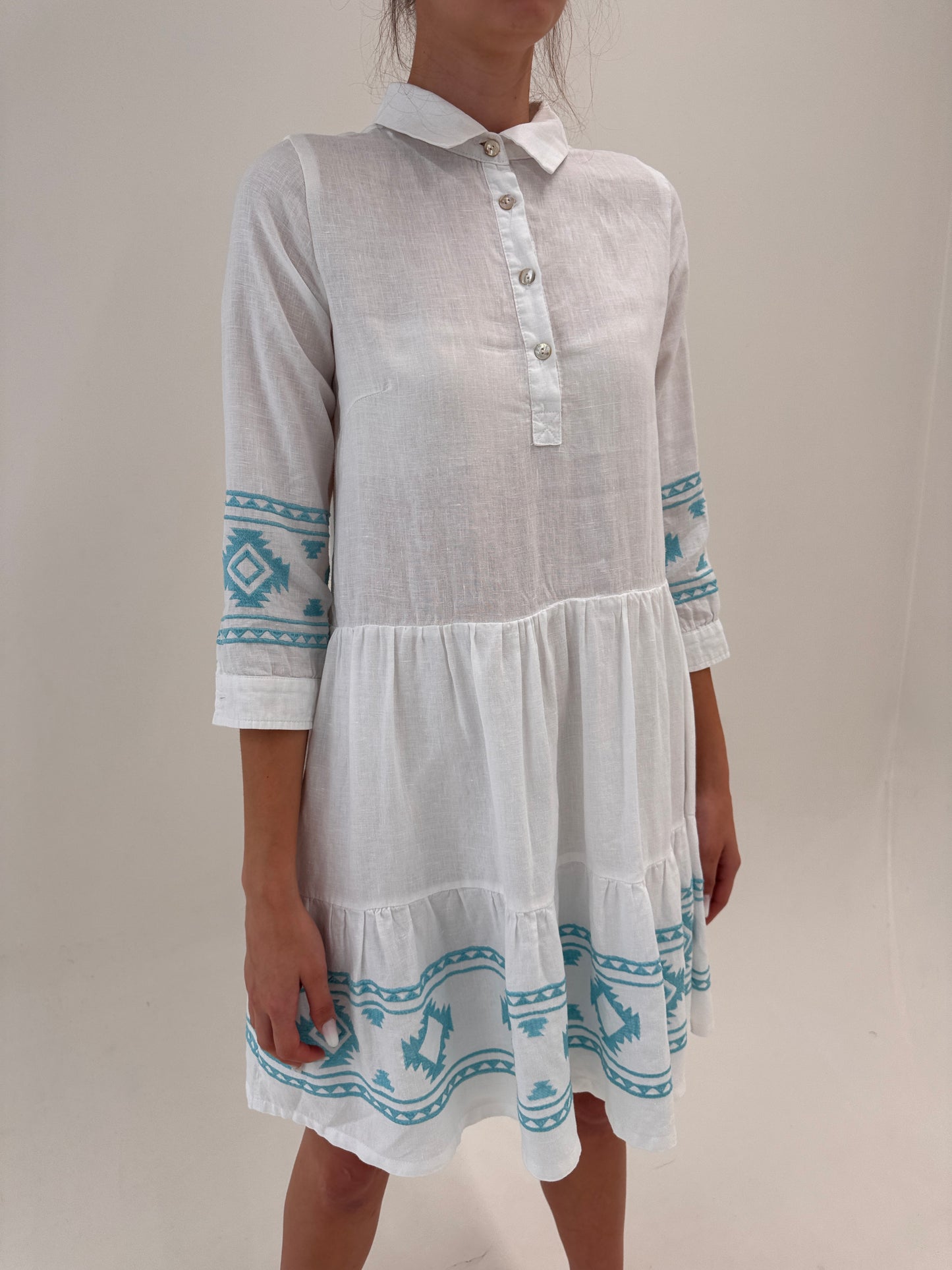 Rochie din in premium cu broderie turcoaz cu talie ultra înaltă marcată în croi lejer