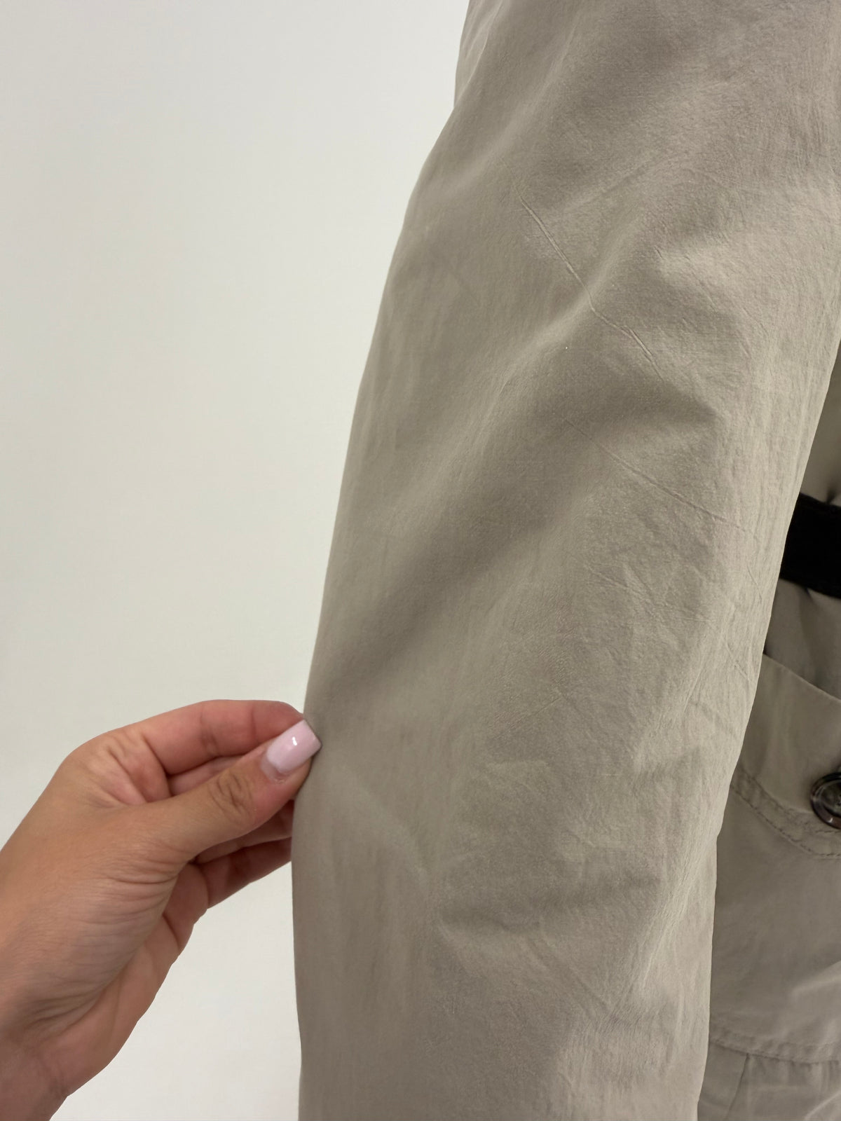 Trench Escada warm gray in croi clasic cu centura din piele naturală și nasturi maro