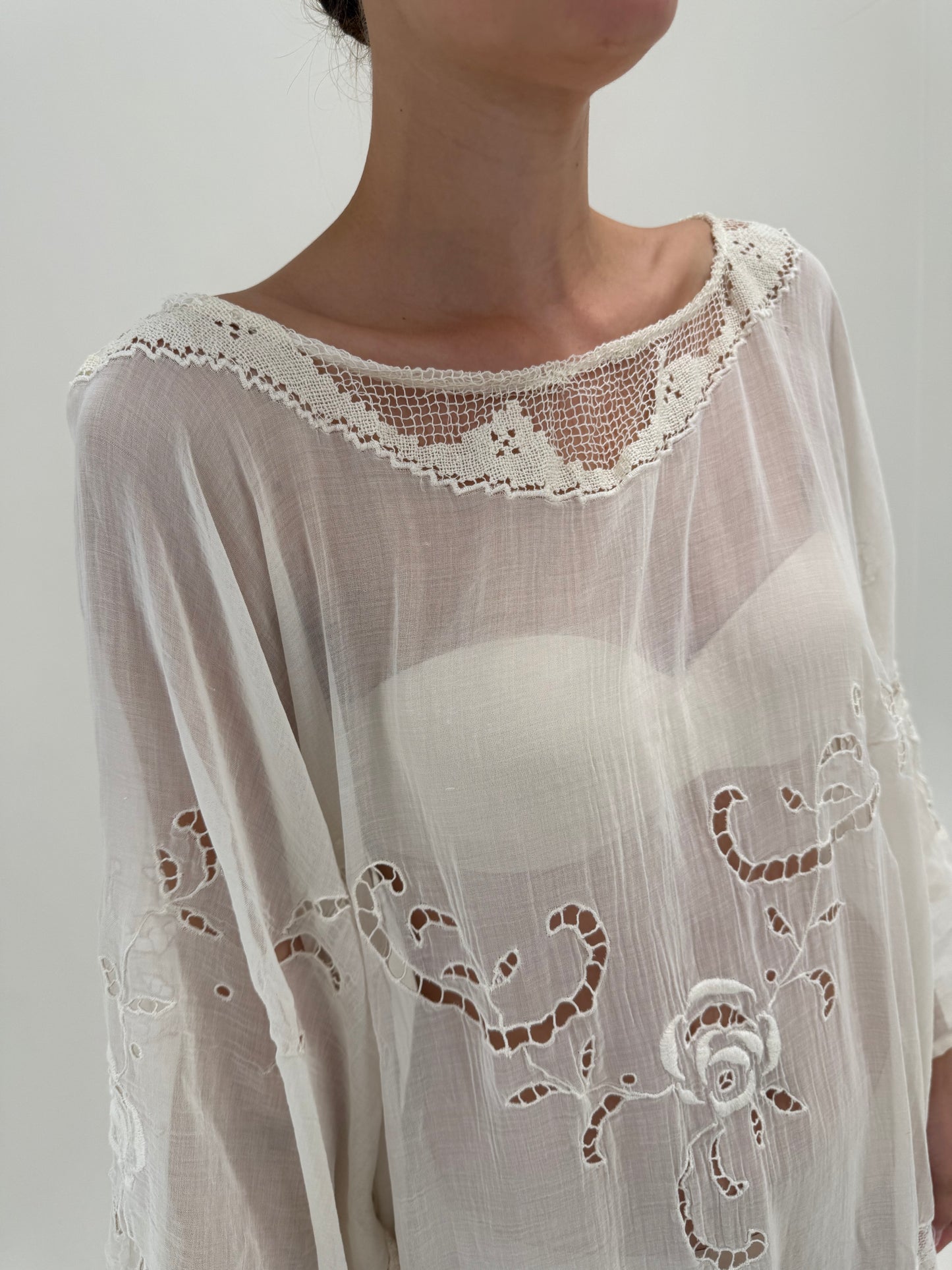 Kaftan de plajă bijuterie din cea mai fină pânză de bumbac cu broderie manuală și franjuri