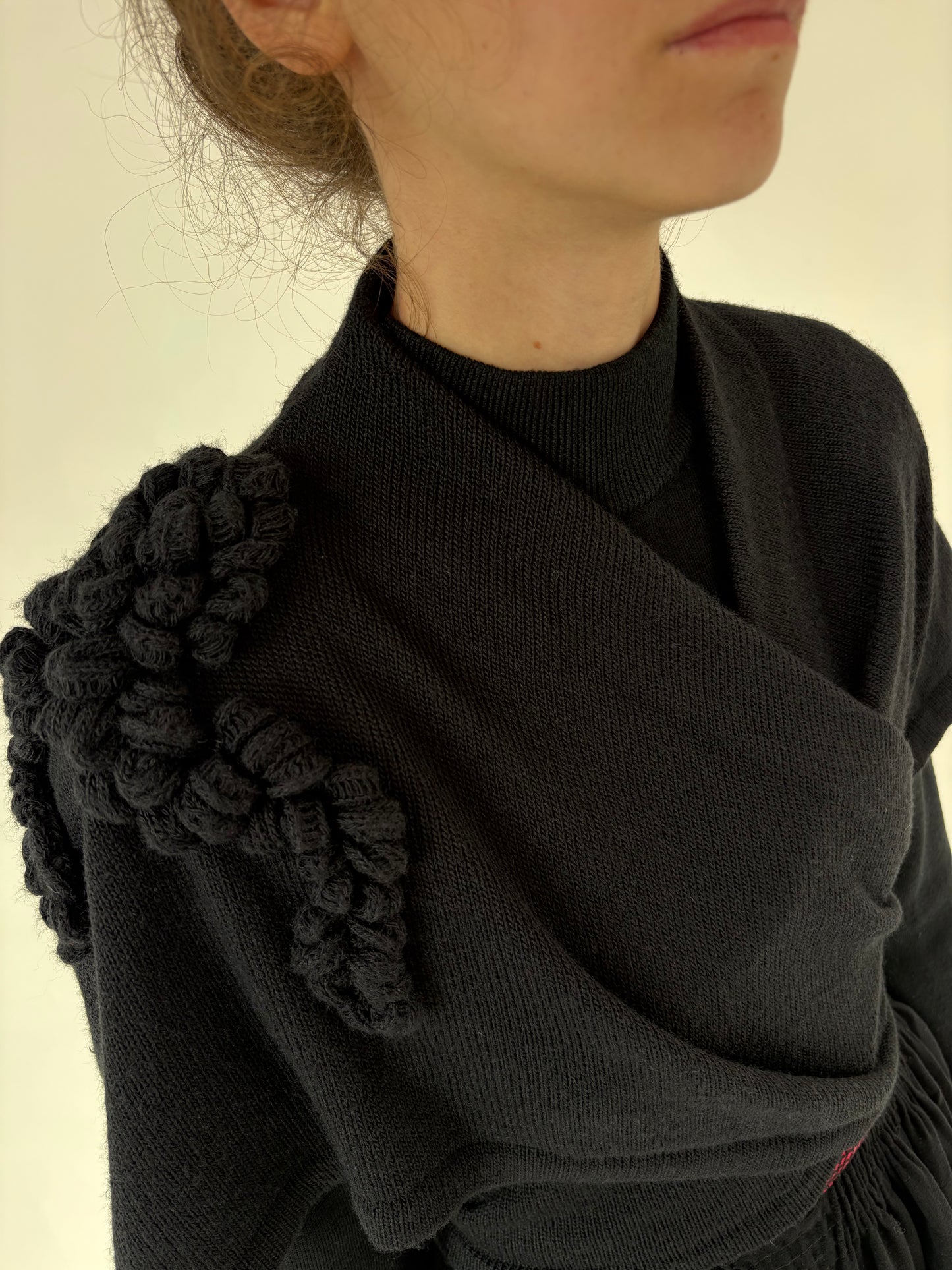 Capă neagră italiană cu aplicație 3D din lana extrafina