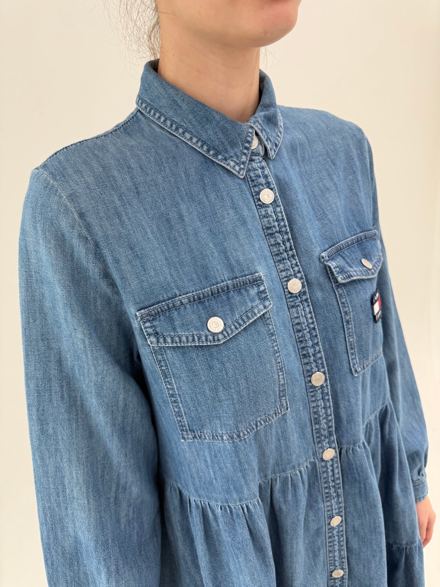 Rochie Tommy Hilfiger din jeans subțire în croi lejer