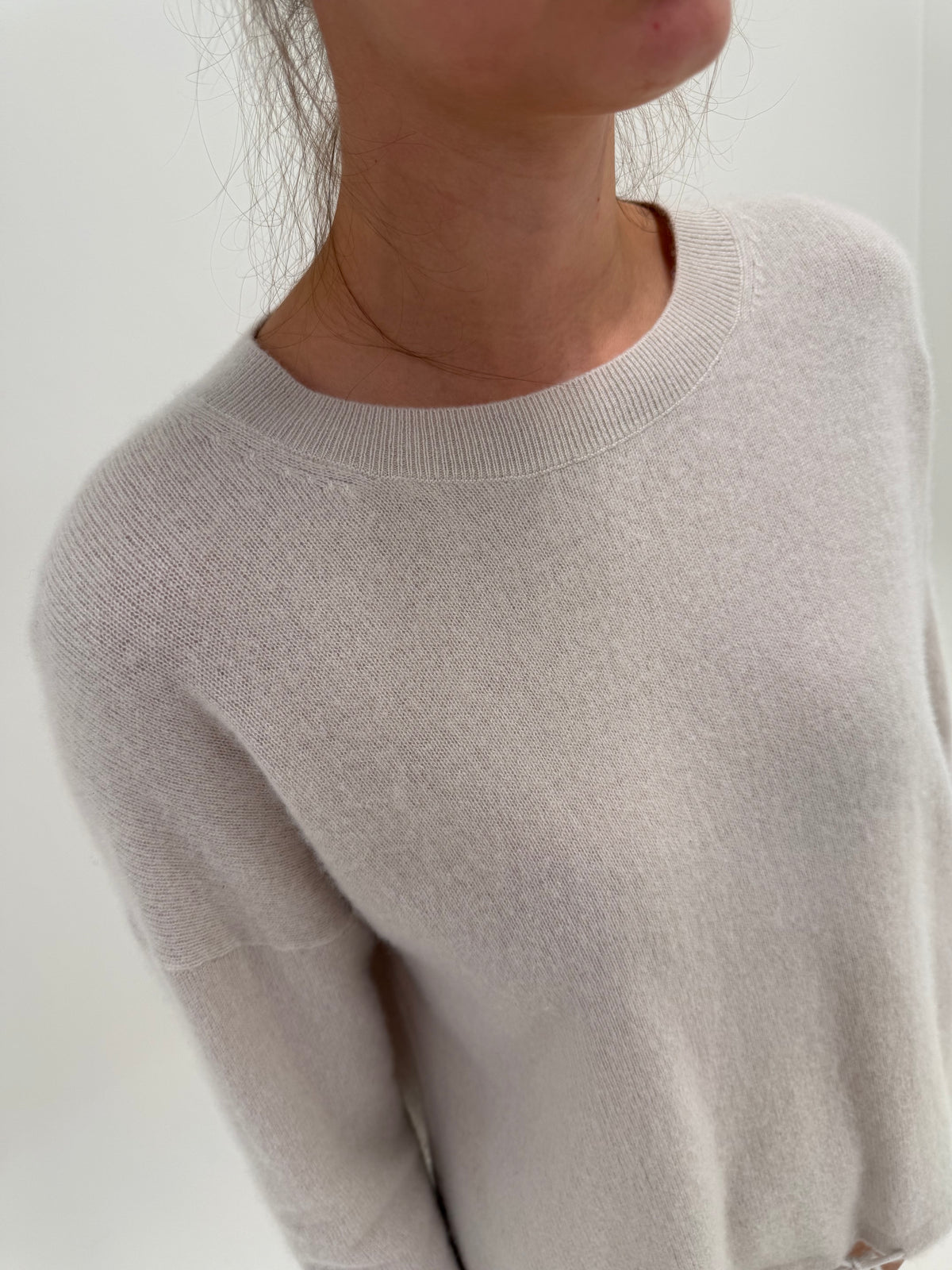 Pulover off white din cașmir cu influențe casual chic și croi oversized