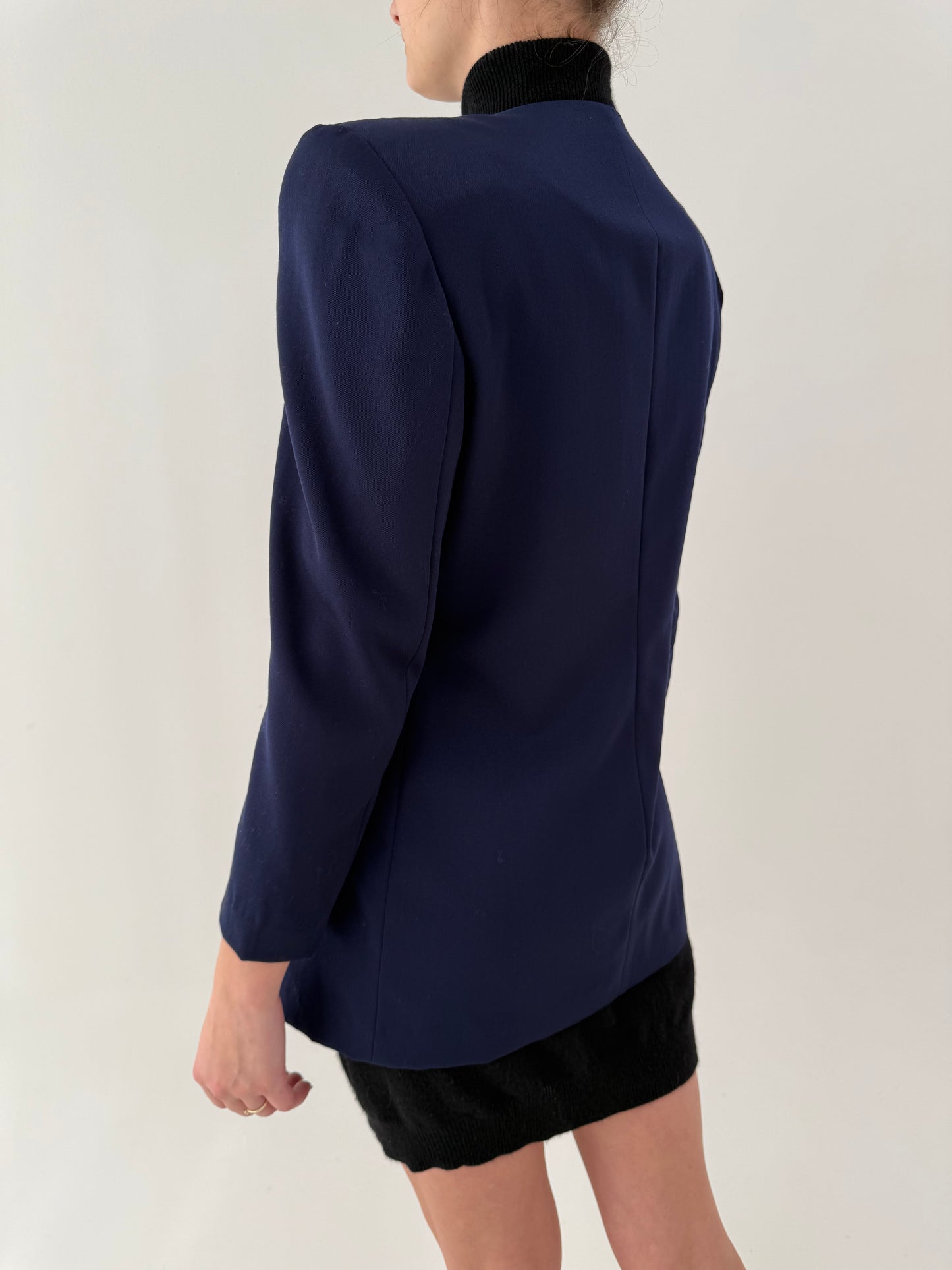 Sacou lung cambrat cu aplicații manuale în croi minimalist de la zi la seară