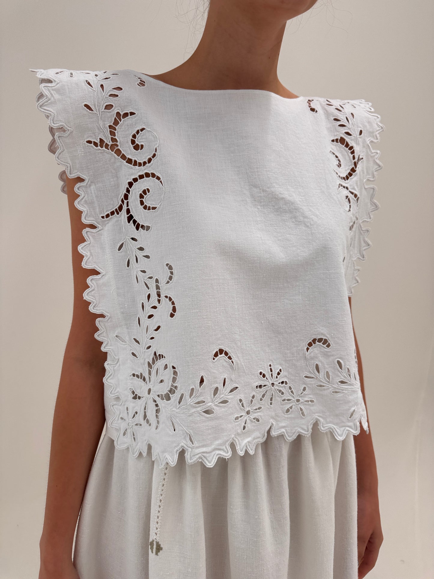 Top bijuterie cu broderie manuală din pânză structurată de in în croi ultra chic