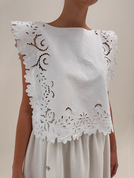 Top bijuterie cu broderie manuală din pânză structurată de in în croi ultra chic