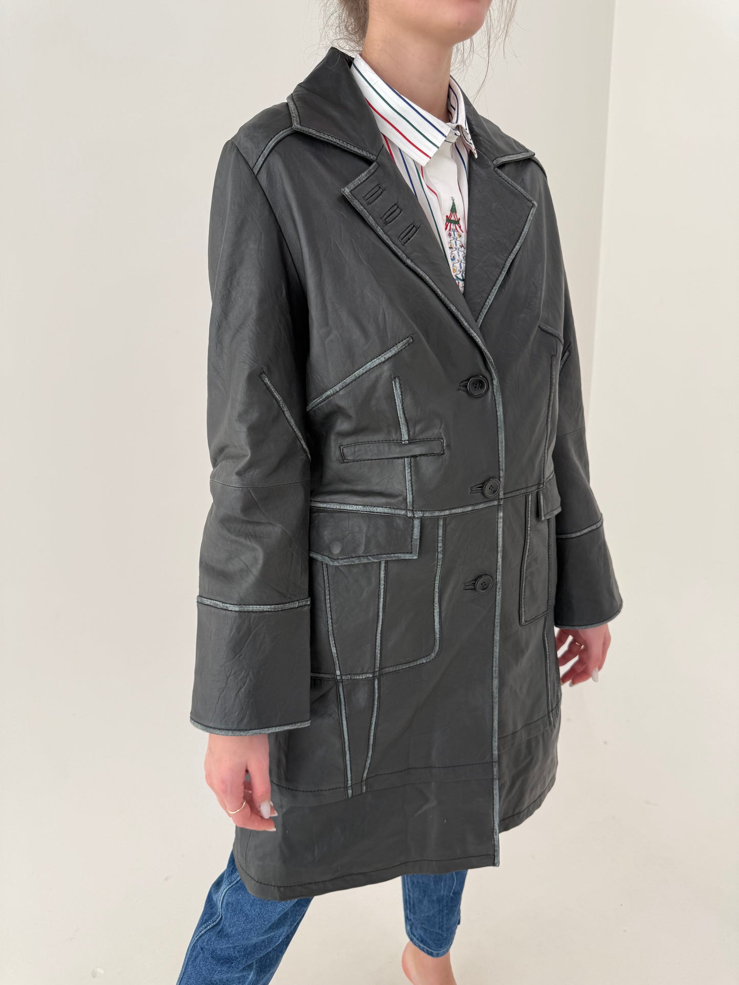 Trench cu lucrătură deosebită și talie ușor marcată din cea mai fină piele naturală