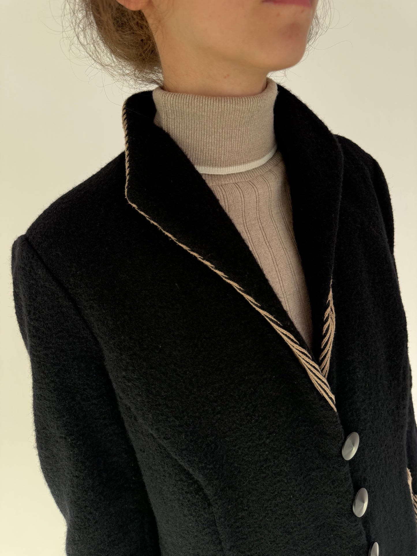 Sacou lung negru din boiled wool cu manșete reglabile și inserții camel