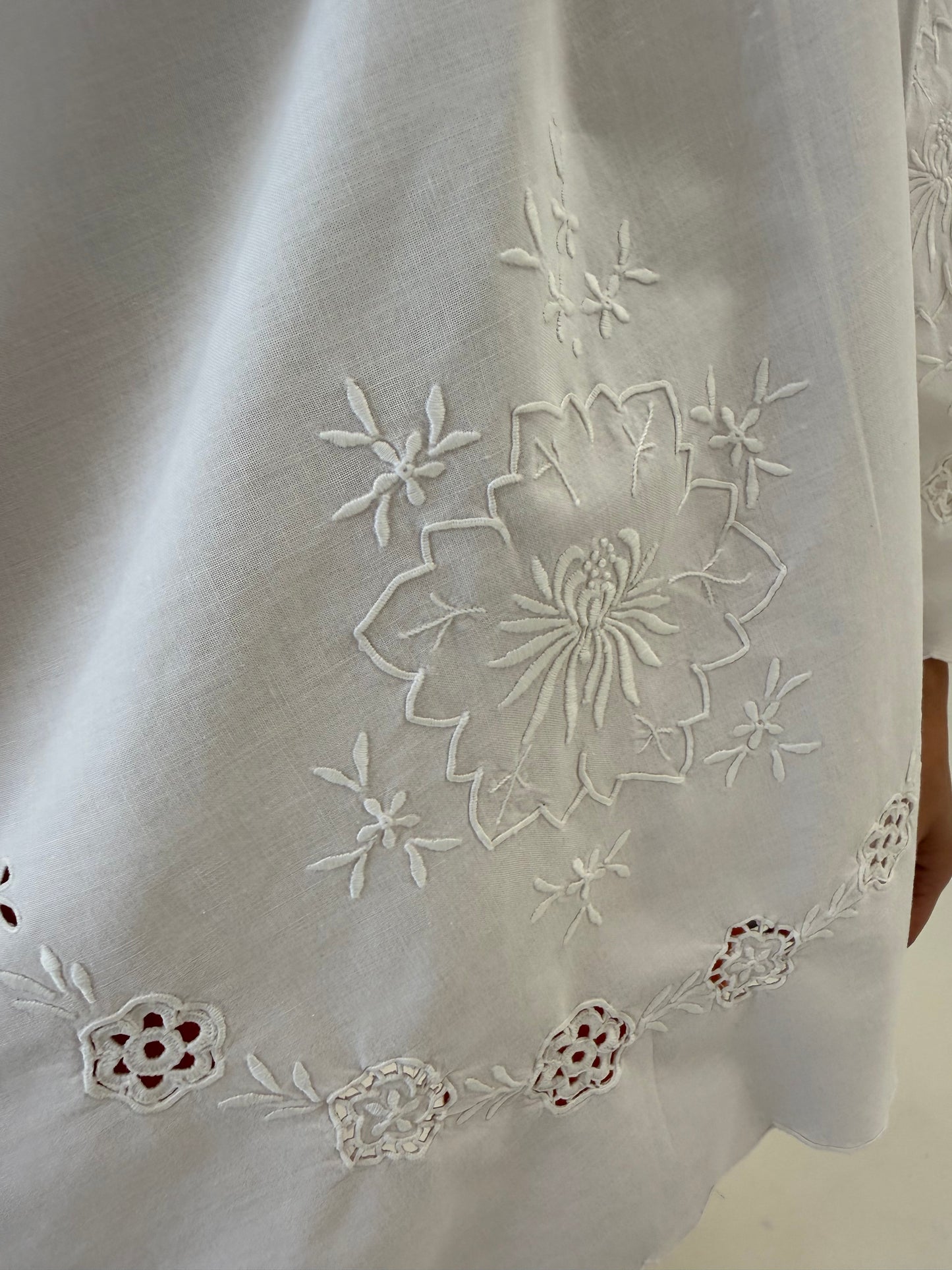 Tunica din canvas de bumbac cu broderie excepțională în croi amplu