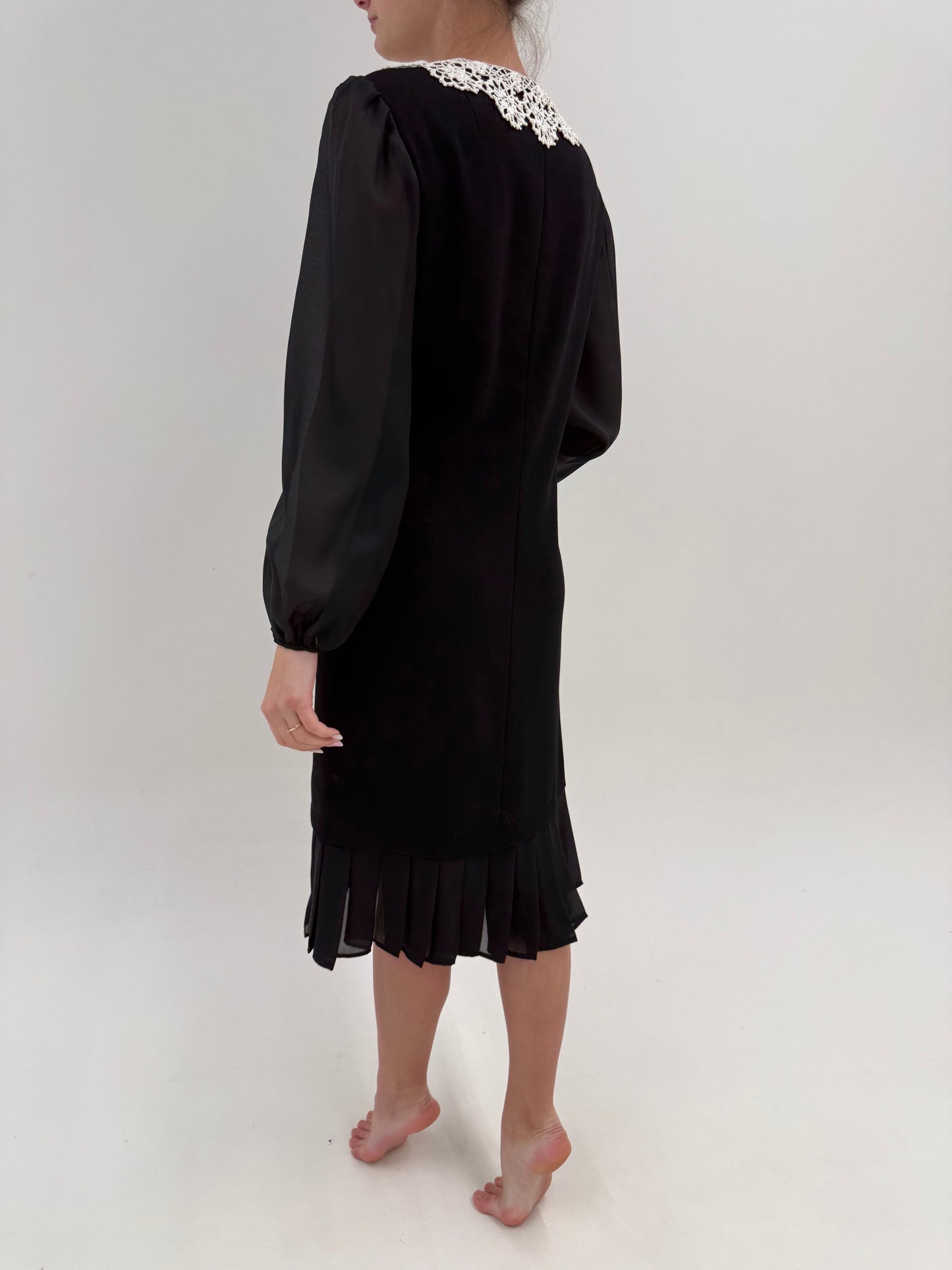 LBD vintage cu guler din macrame lucrat manual și inserții de voal