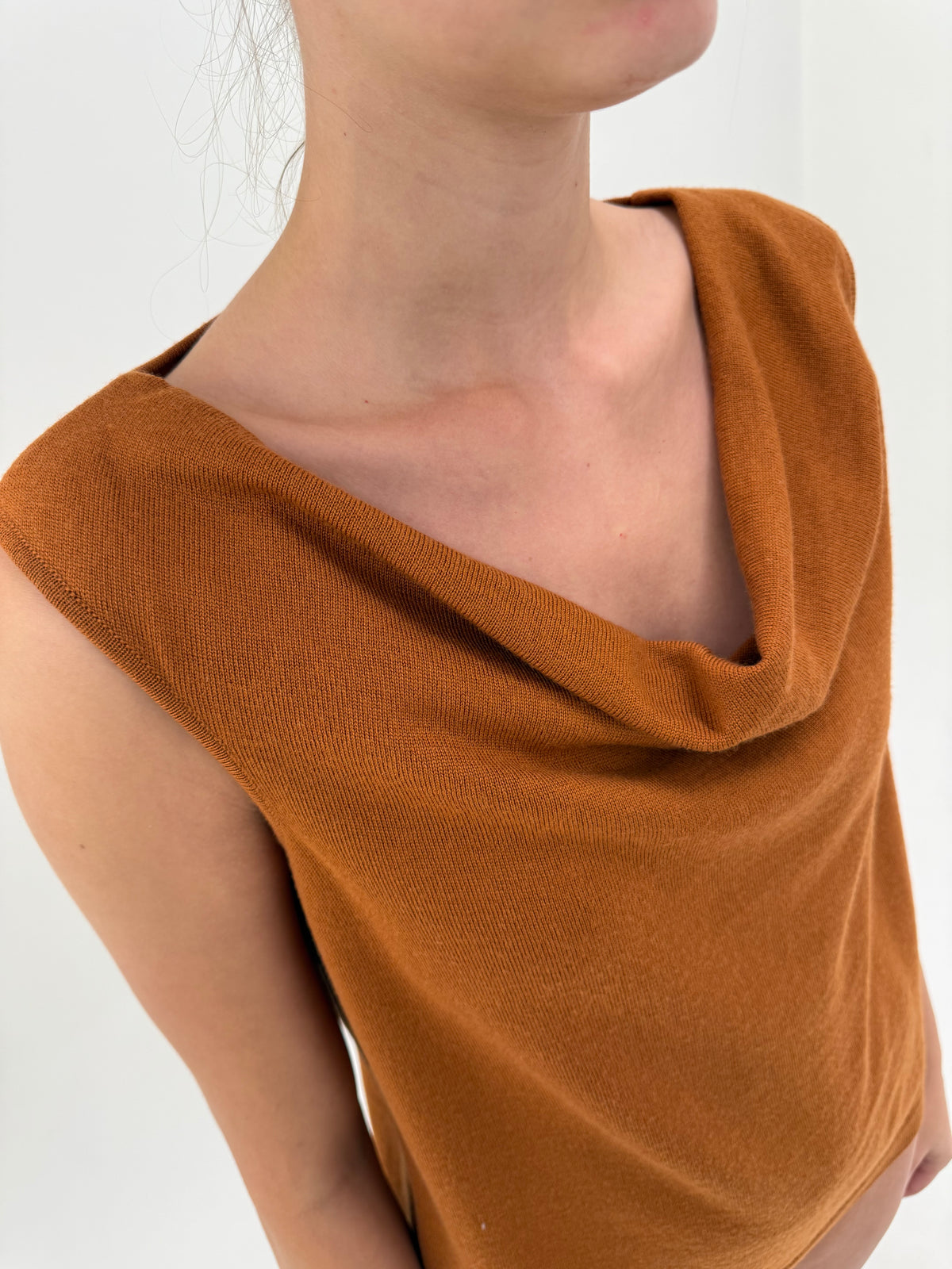Top caramel luxury Les Copains din lana extrafina cu decolteu drapat beteau