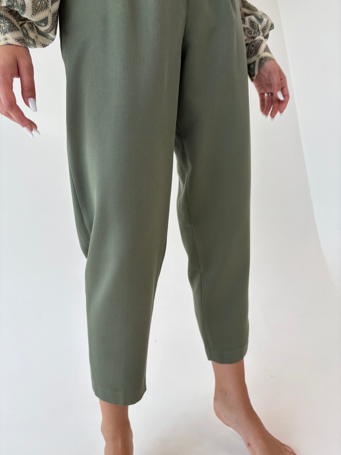 Pantaloni vintage țigaretă cu talie ultra înaltă marcată și pense