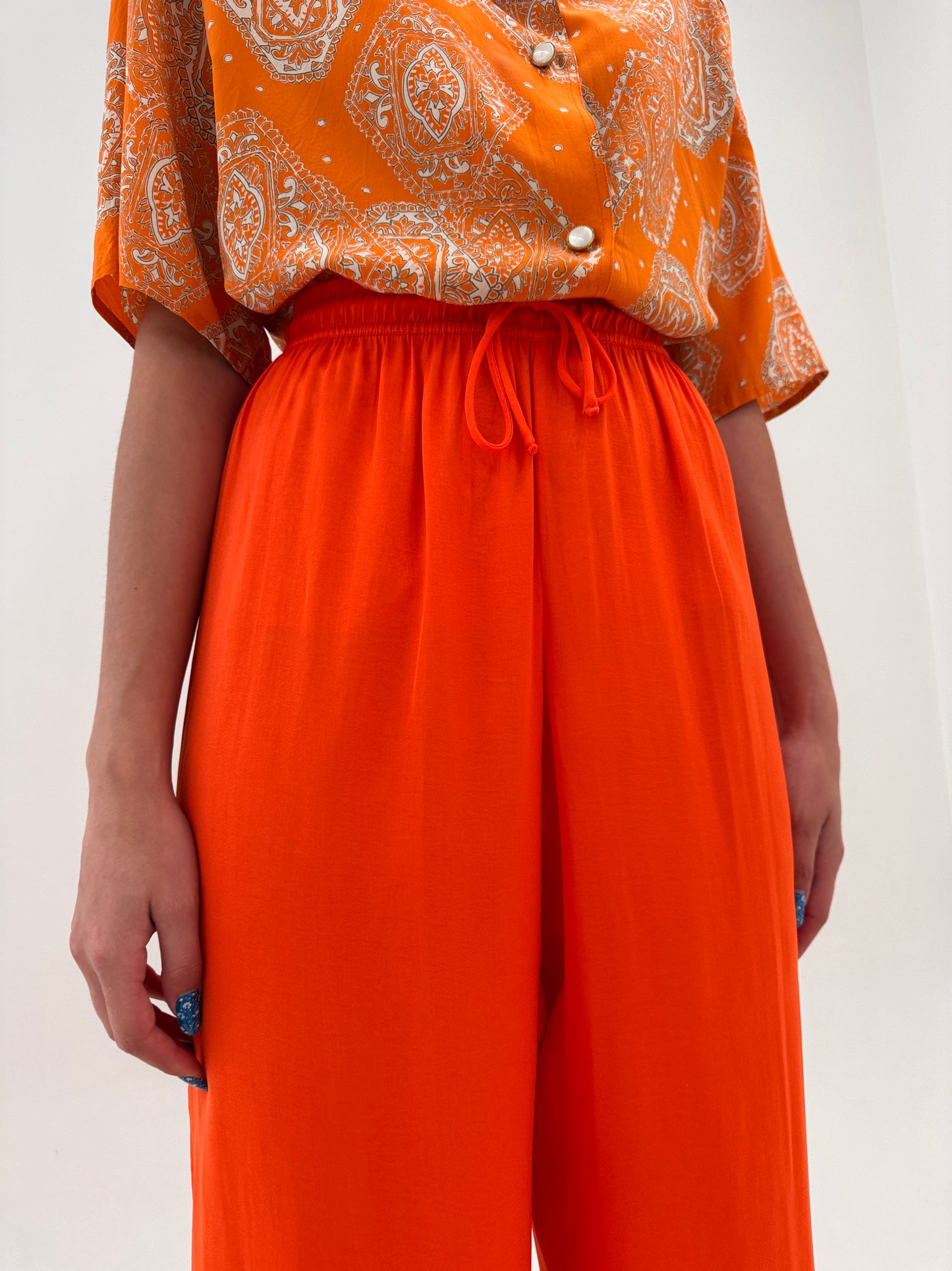 Pantaloni electric orange palazzo tall super vaporoși și ușor satinați