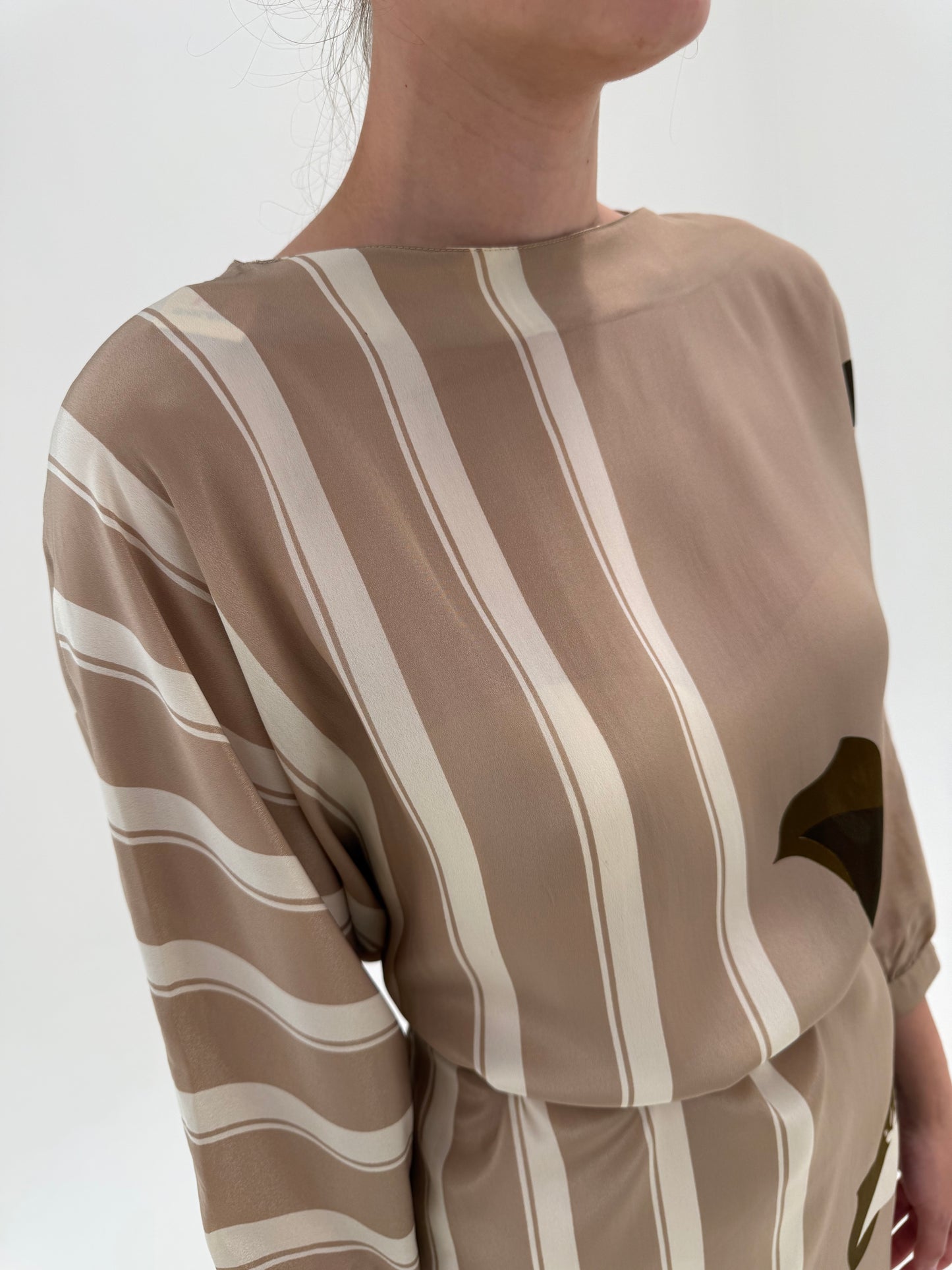 Rochie vintage camel din mătase naturală în croi retro modern