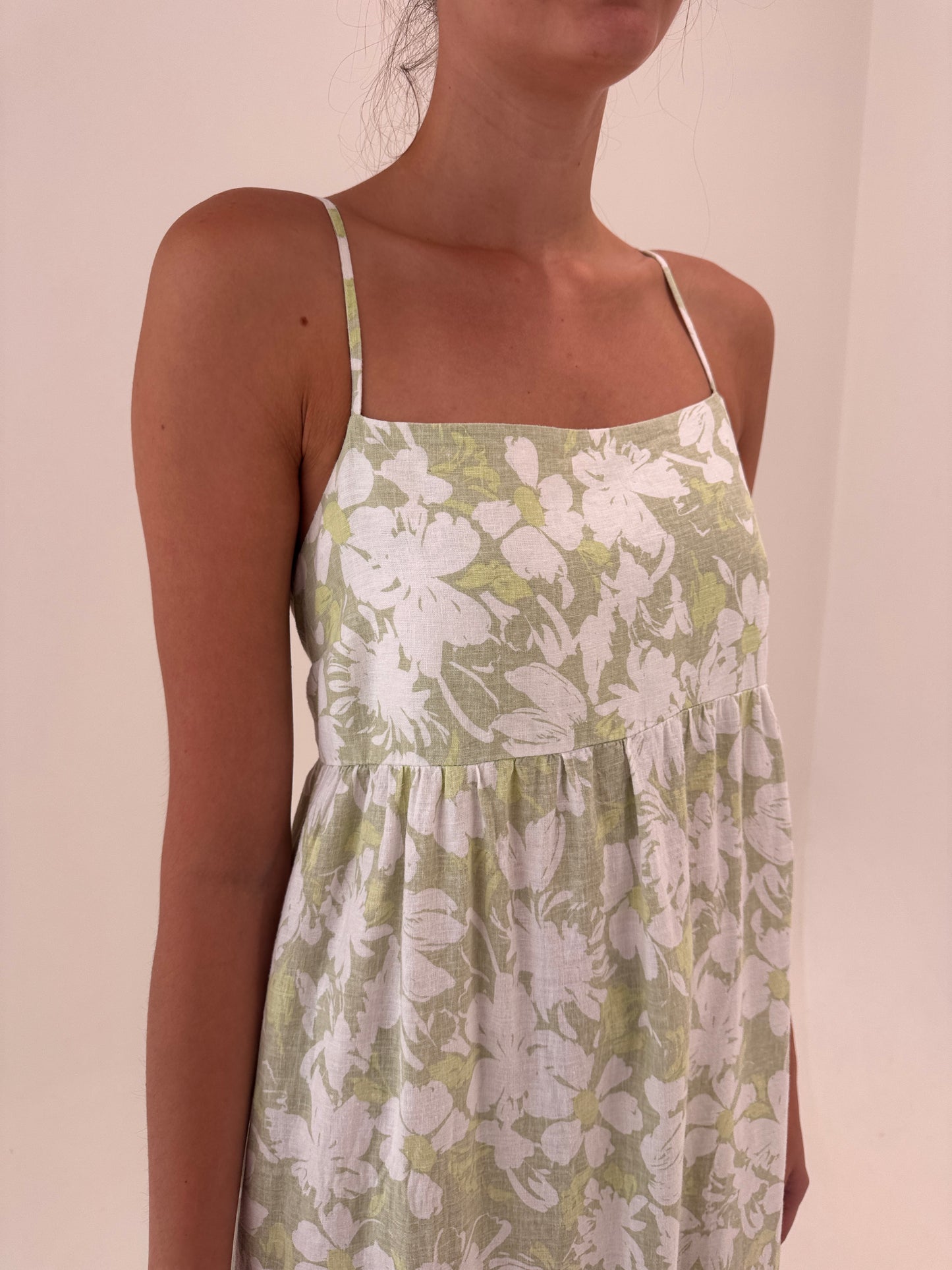 Rochie maxi din in premium cu print în culori pudrate și bust elastic la spate