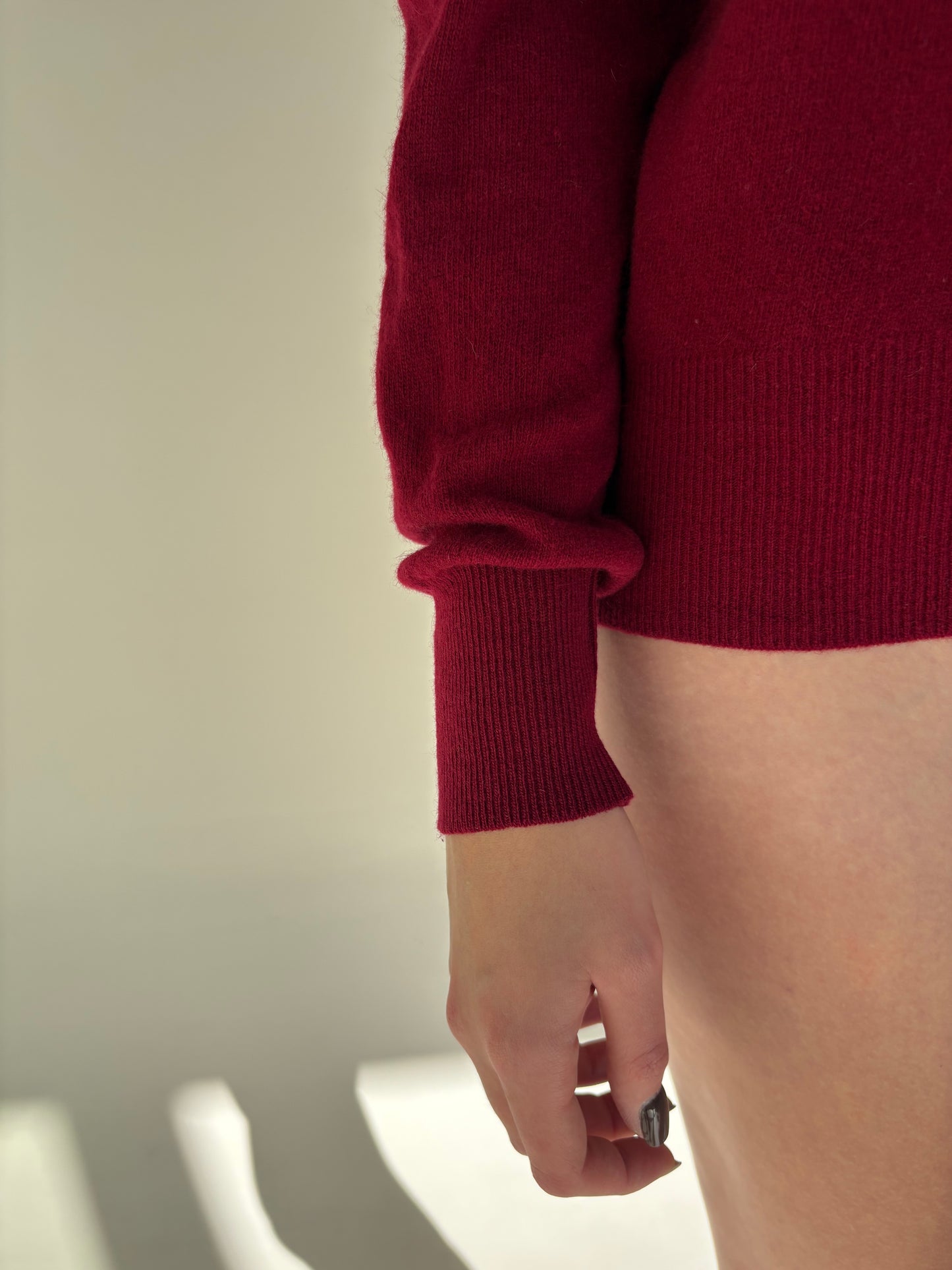 Maleta burgundy din lana extrafina de gramaj mare cu manșete înalte