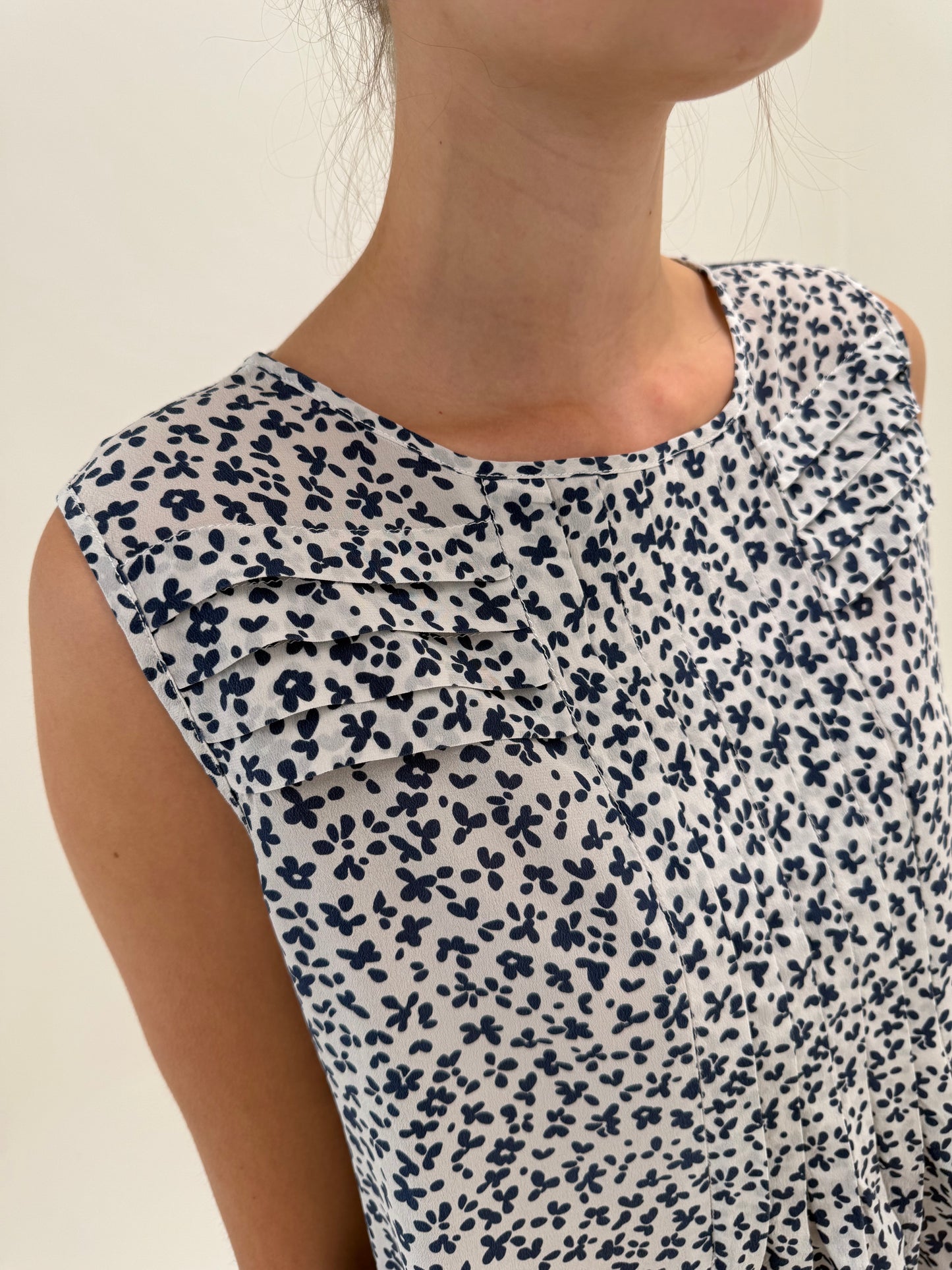 Top Max Mara din mătase naturală în croi actual chic cu drapaje alb și Navy blue