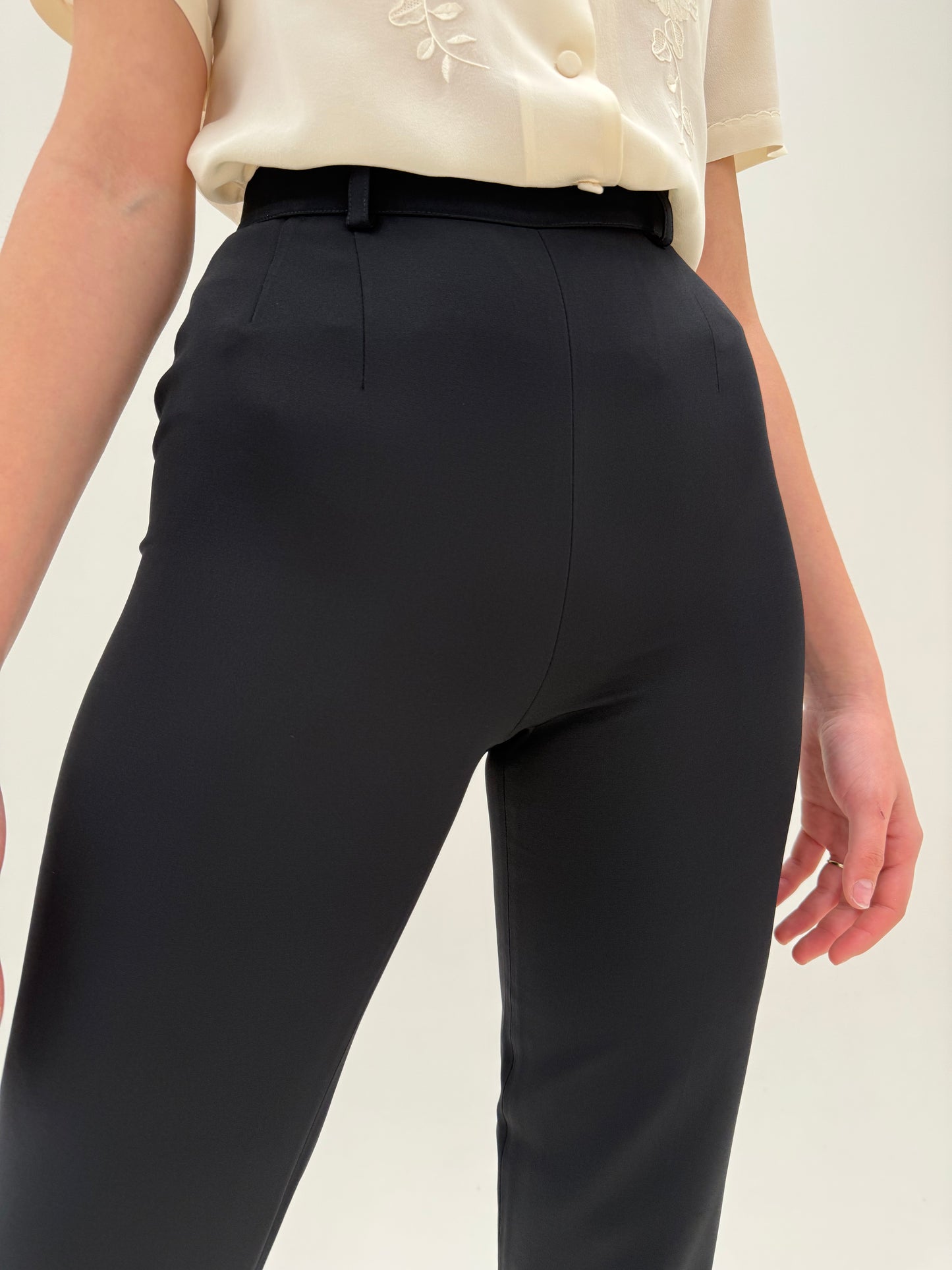 Pantaloni negri de la business la cocktail cu talie ultra înaltă