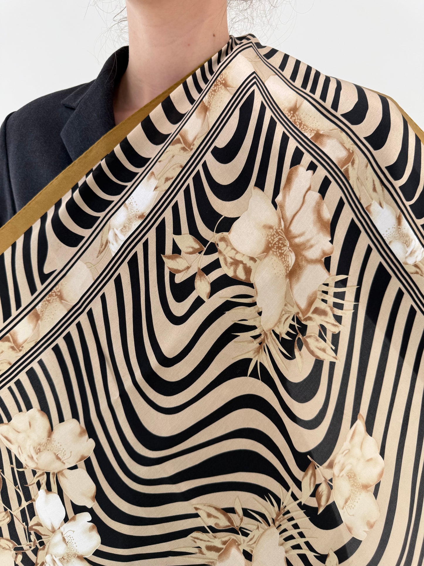 Eșarfă XXXL din mătase naturală cu zebra print stilizat
