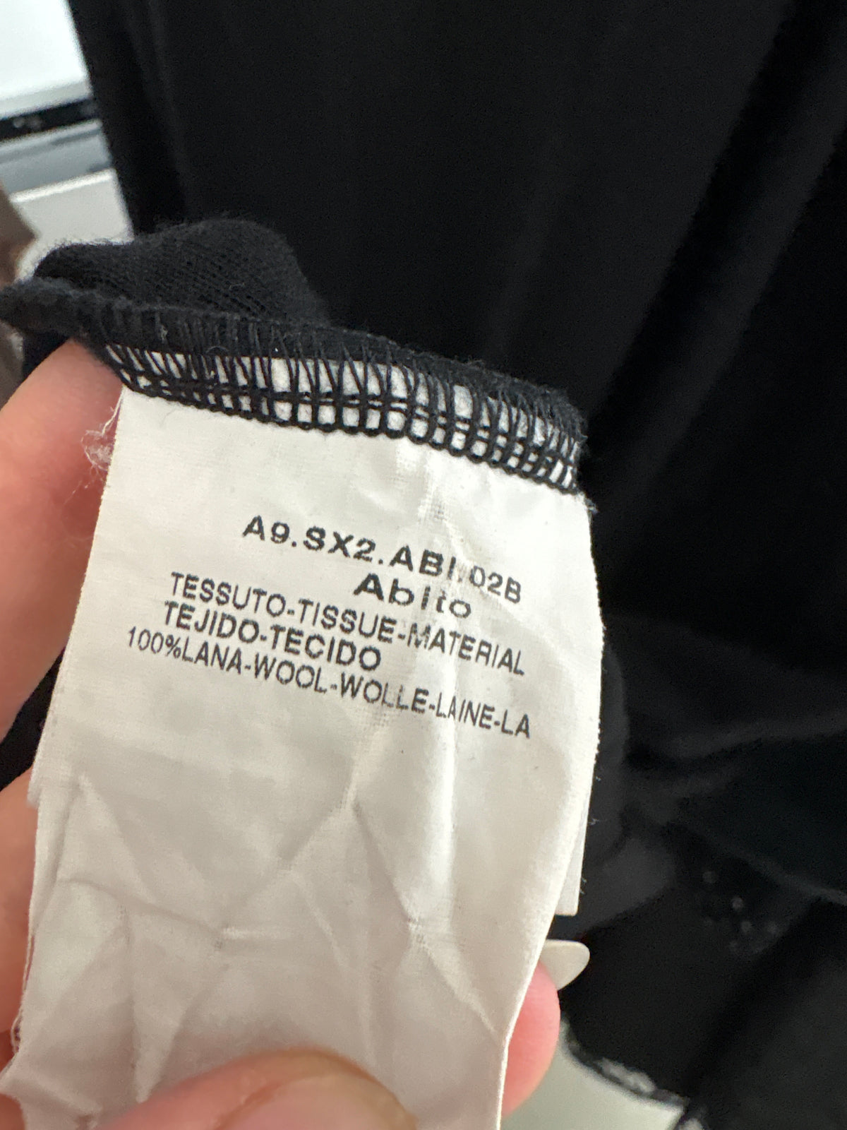 LBD Max Mara din tricot de lana extrafina în croi cambrat cu fornseuri